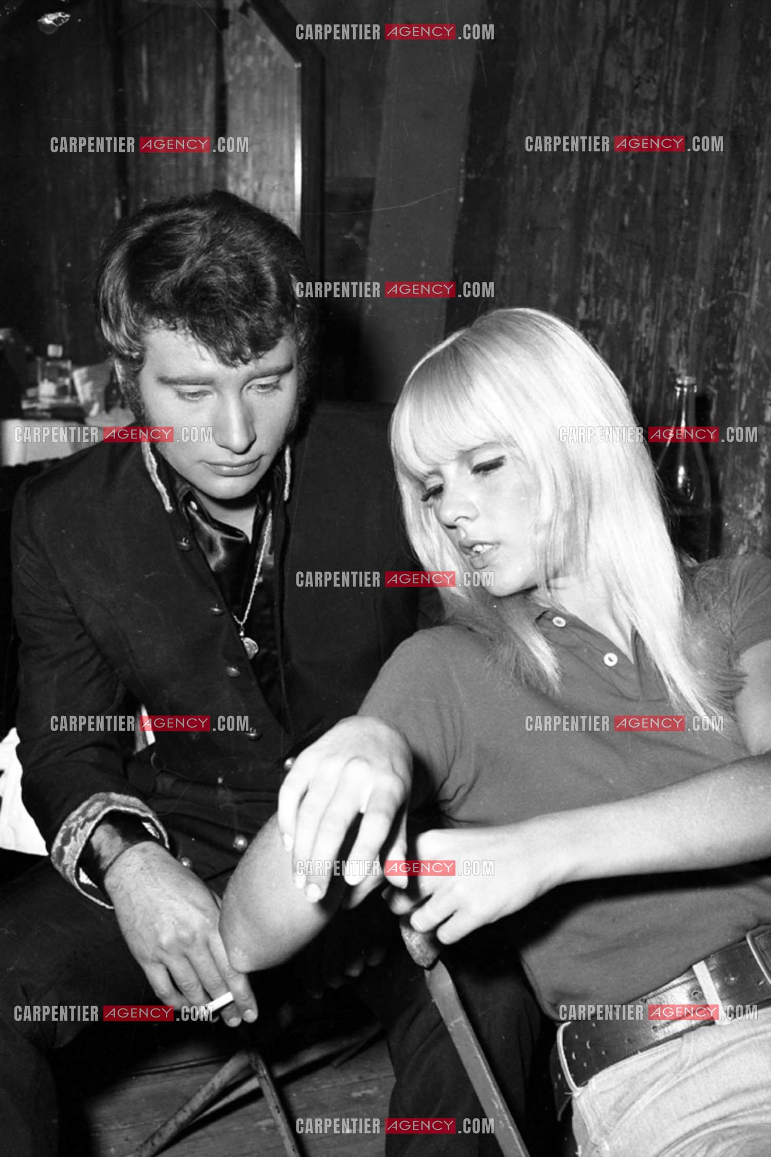 Le chanteur Johnny Hallyday en concert en 1966. Dans sa loge avec sa femme Sylvie Vartan en 1966.   ( Exclusif )