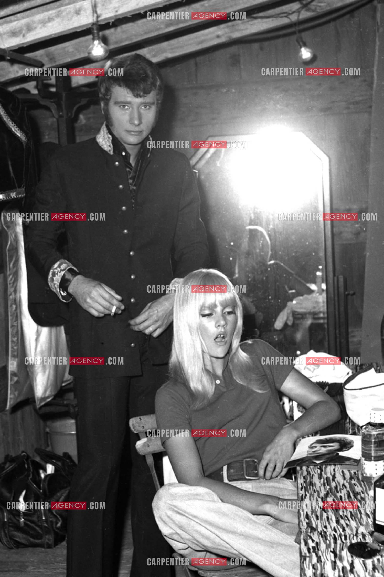 Le chanteur Johnny Hallyday en concert en 1966. Dans sa loge avec sa femme Sylvie Vartan en 1966.   ( Exclusif )