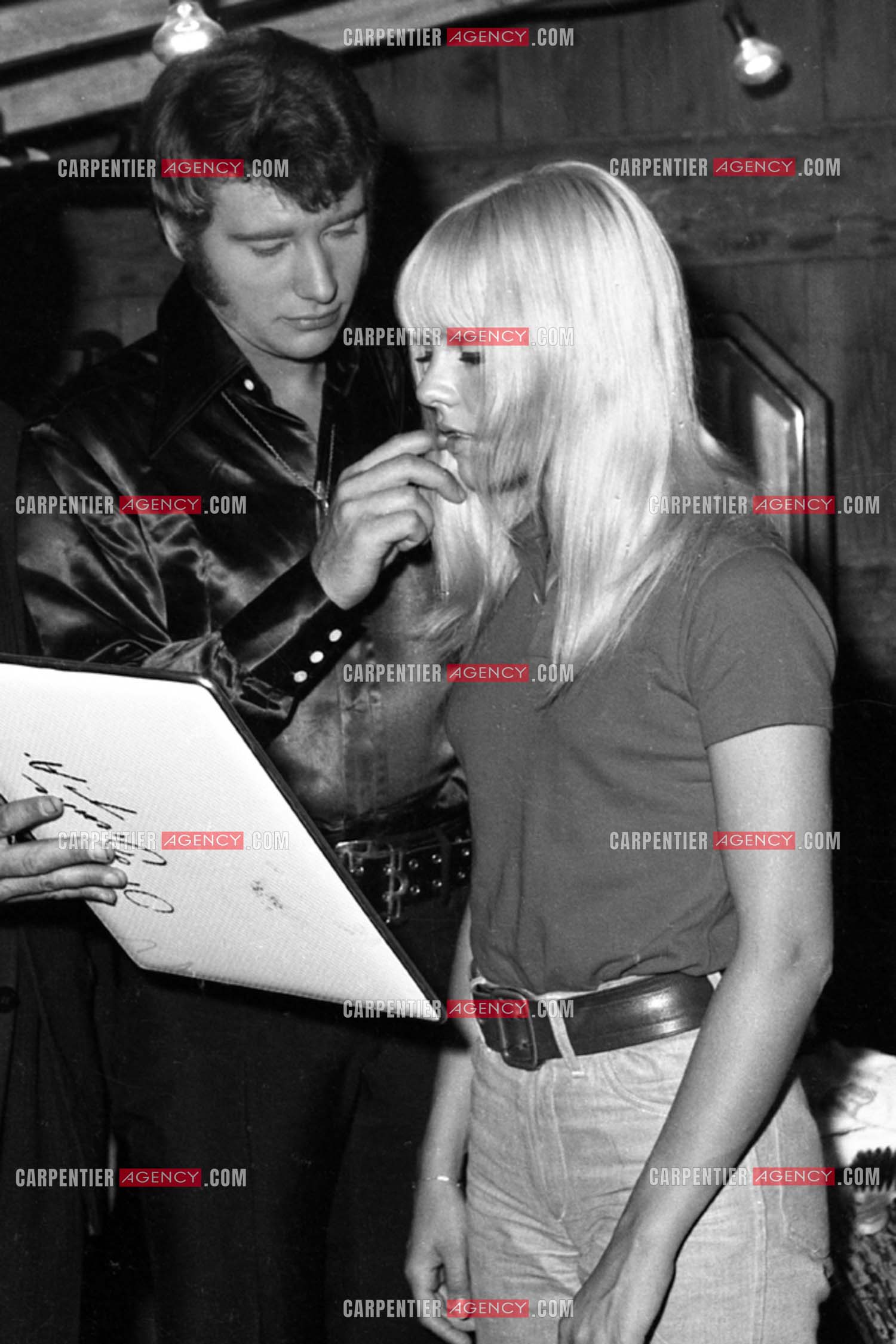 Le chanteur Johnny Hallyday en concert en 1966. Dans sa loge avec sa femme Sylvie Vartan en 1966.   ( Exclusif )