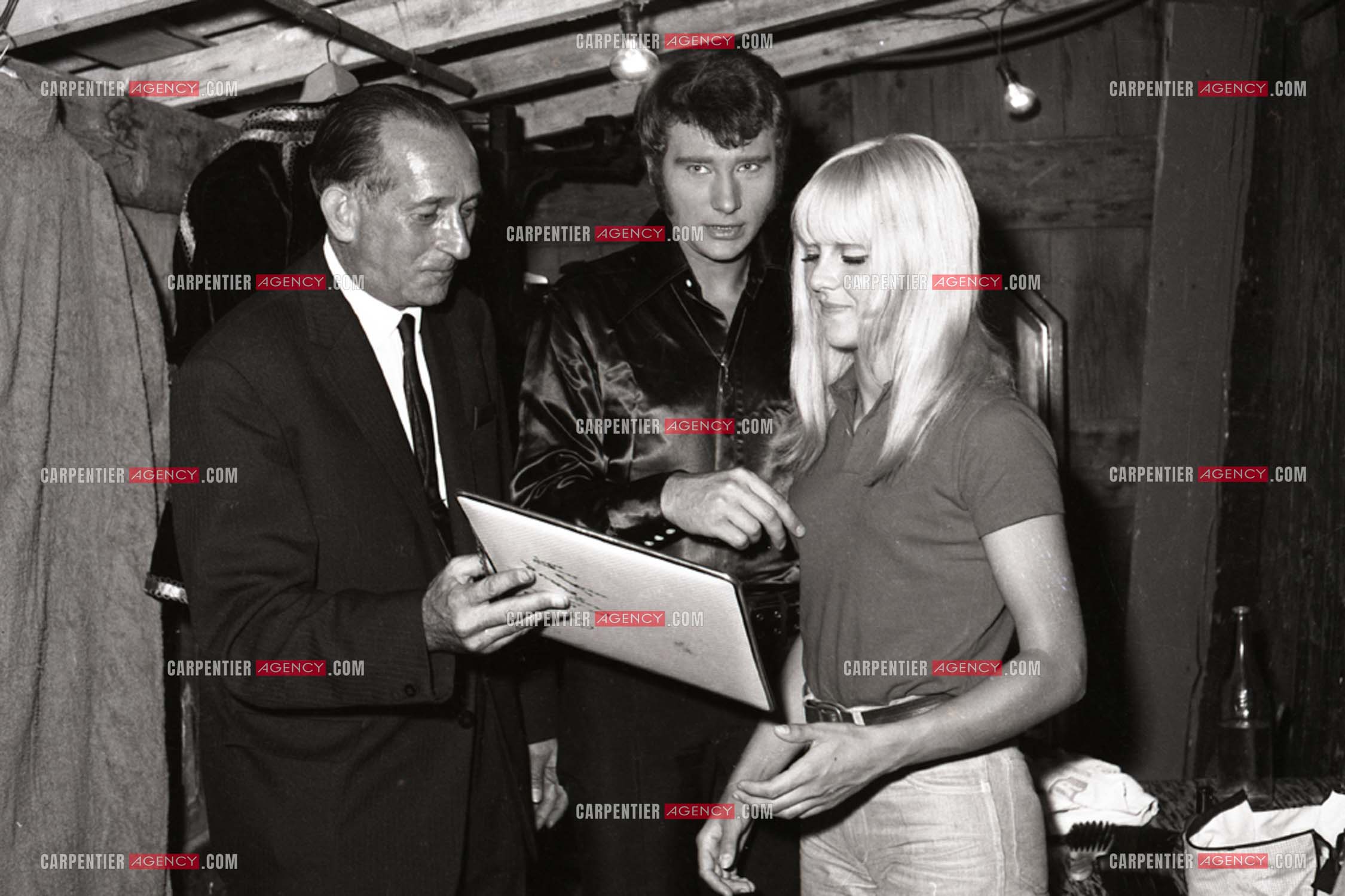 Le chanteur Johnny Hallyday et sa femme Sylvie Vartan dans leur loge.     ( Exclusif )