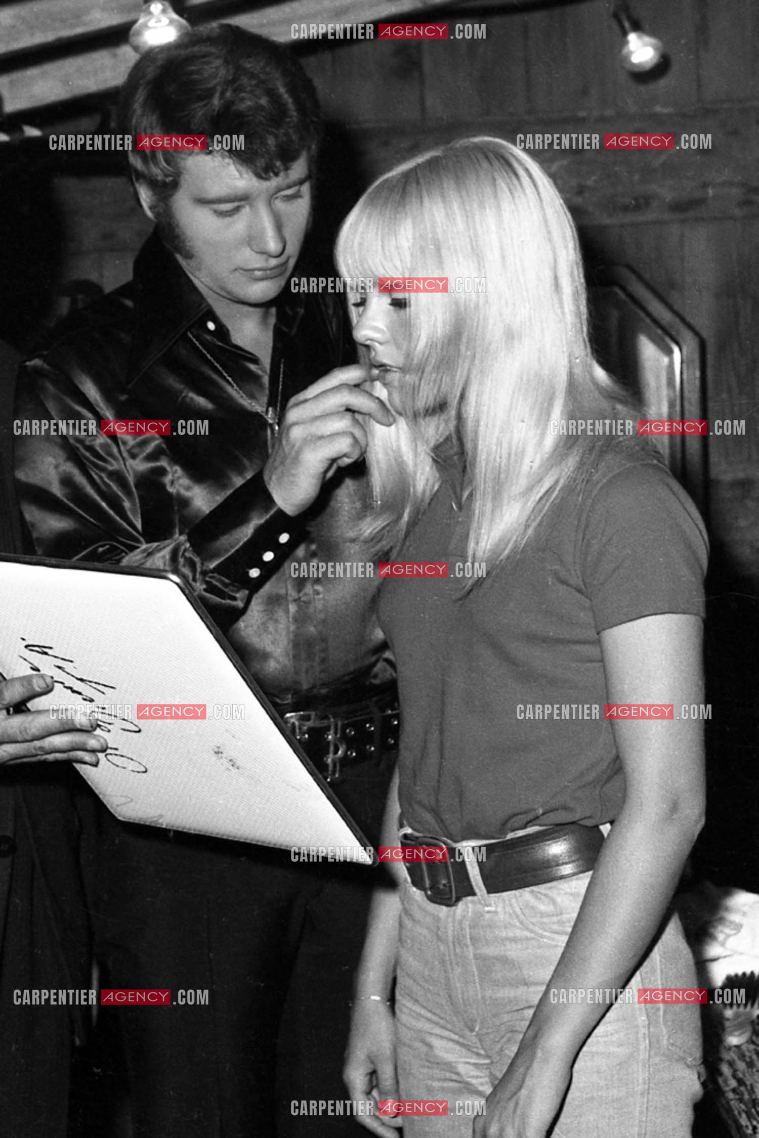 Le chanteur Johnny Hallyday en concert en 1966. Dans sa loge avec sa femme Sylvie Vartan en 1966.   ( Exclusif )