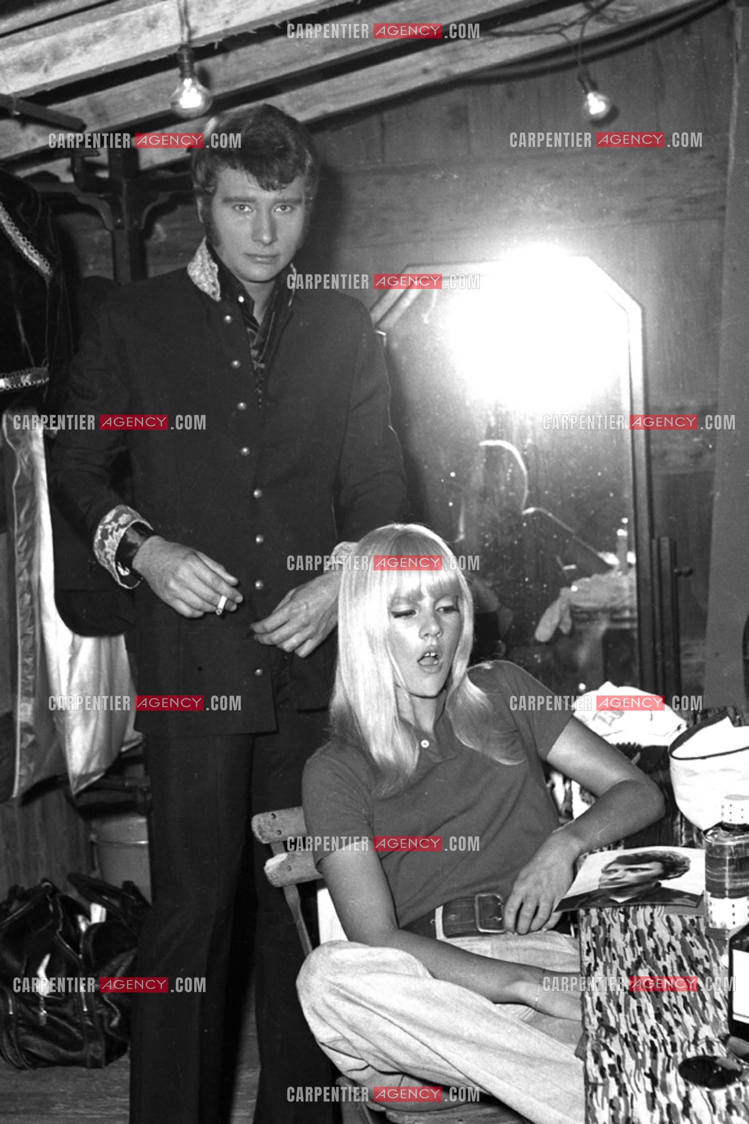 Le chanteur Johnny Hallyday en concert en 1966. Dans sa loge avec sa femme Sylvie Vartan en 1966.   ( Exclusif )