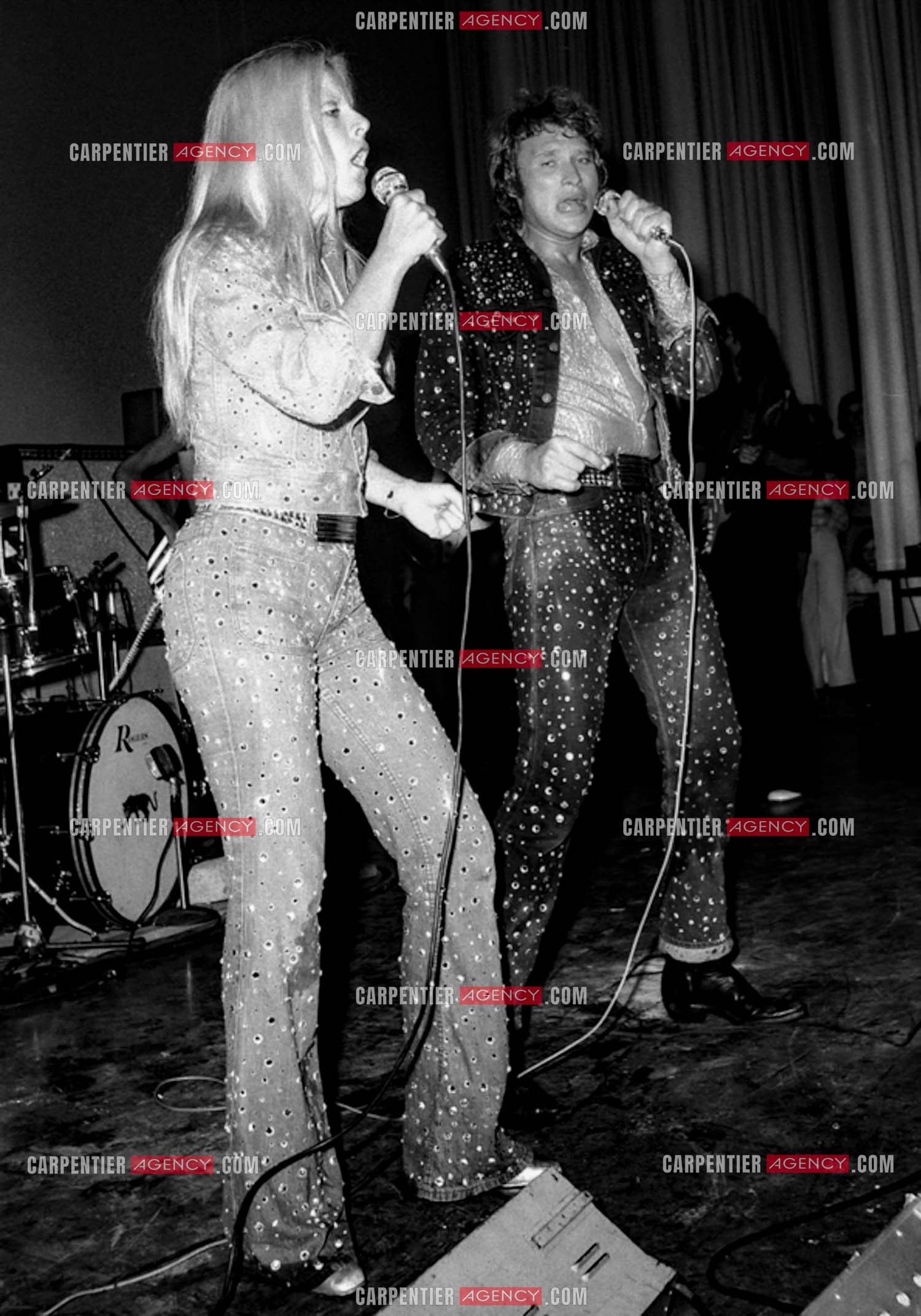 Le chanteur Johnny Hallyday en concert avec sa femme Sylvie Vartan en 1973.
