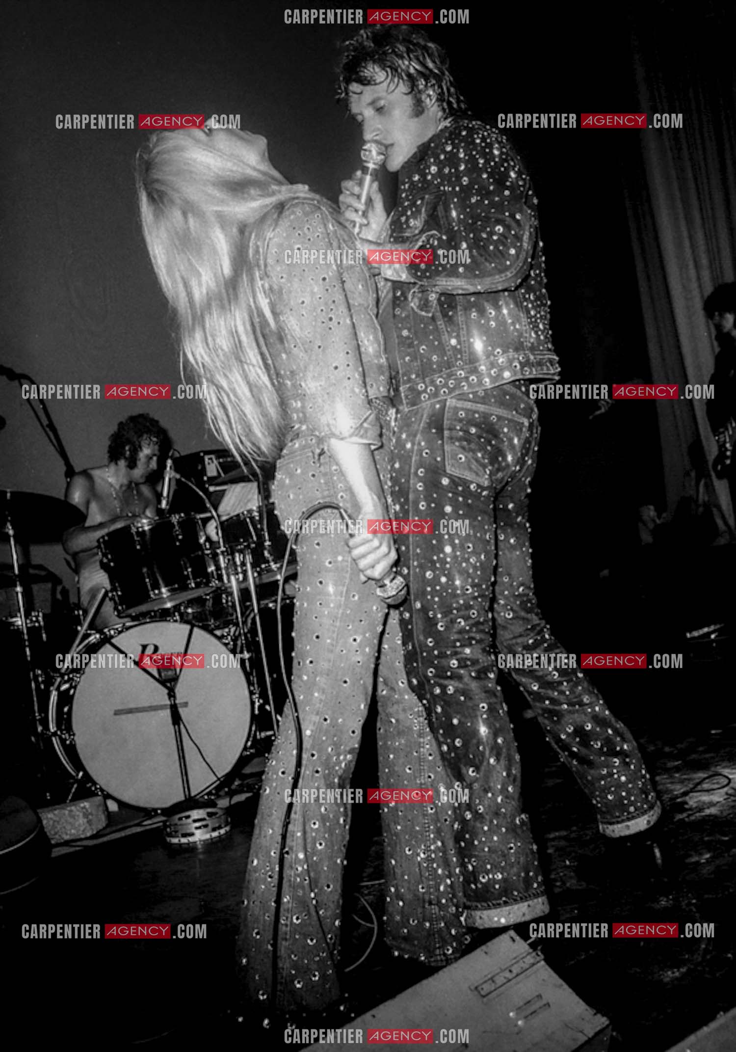 Le chanteur Johnny Hallyday en concert avec sa femme Sylvie Vartan en 1973.