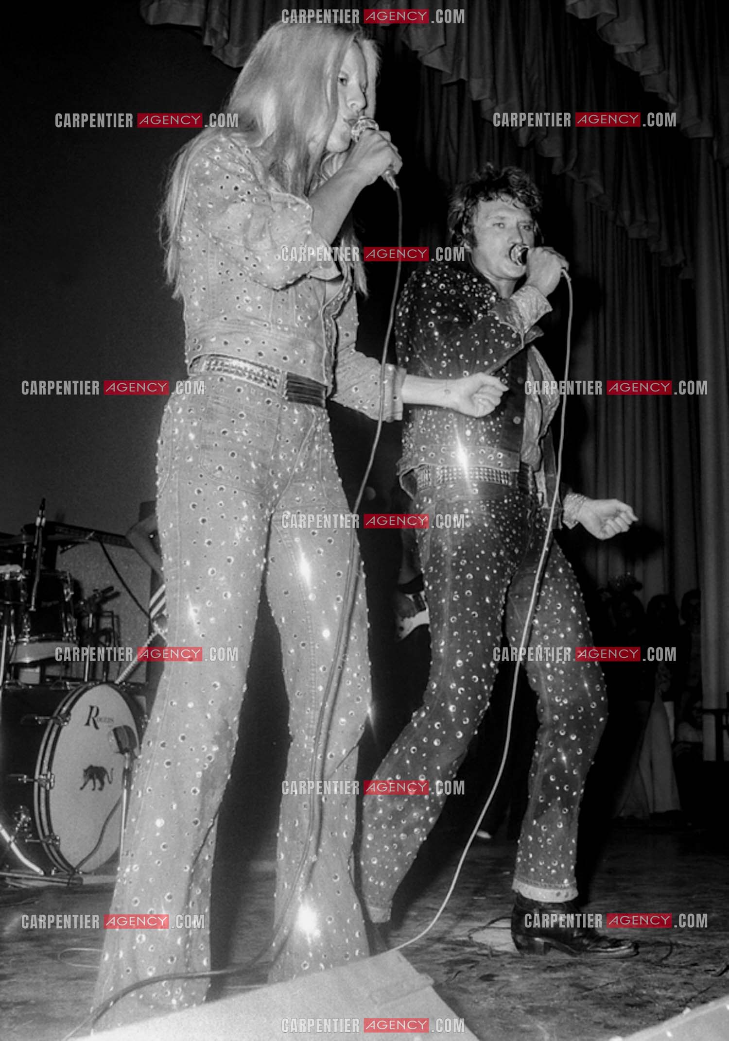 Le chanteur Johnny Hallyday en concert avec sa femme Sylvie Vartan en 1973.