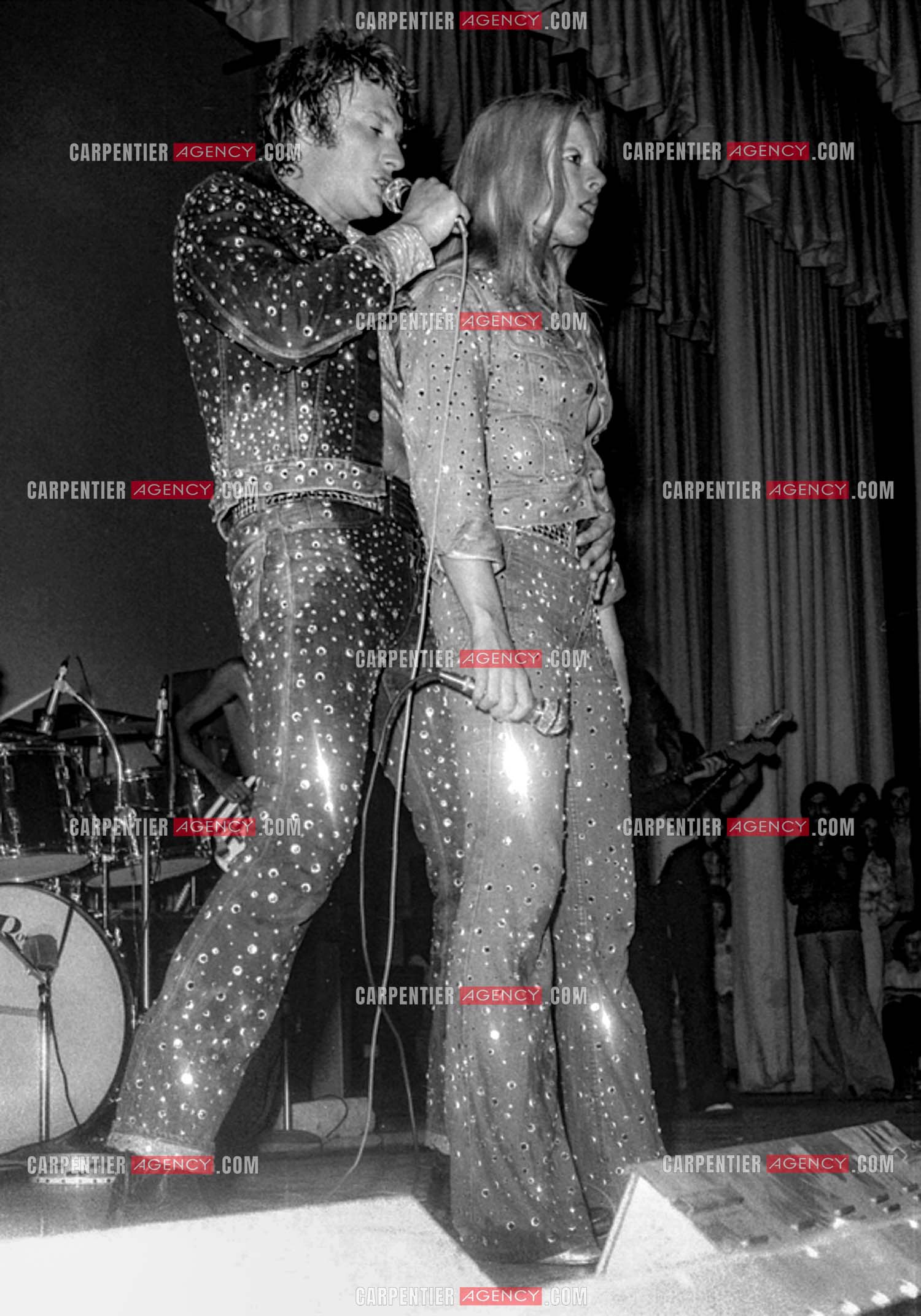 Le chanteur Johnny Hallyday en concert avec sa femme Sylvie Vartan en 1973.