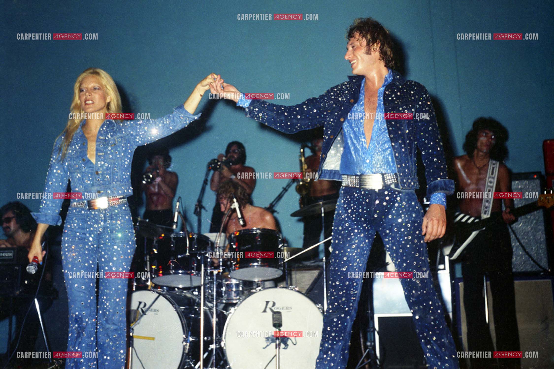 Le chanteur Johnny Hallyday en concert avec sa femme Sylvie Vartan en 1973.