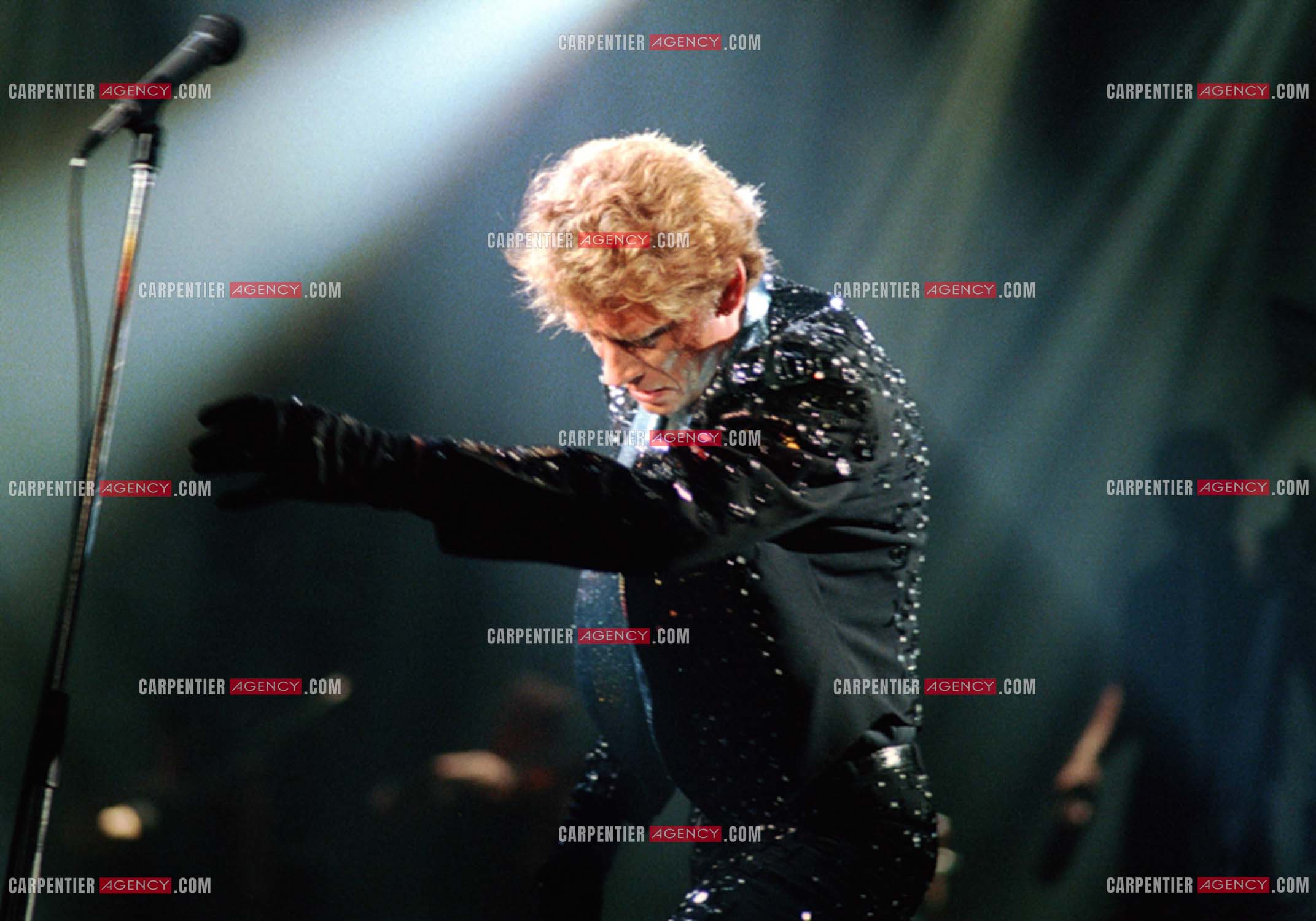 Le chanteur Johnny Hallyday lors de ses concerts au Zénith de Paris du 26 oct 1984 au 08 janvier 1985.   ( Exclusif )