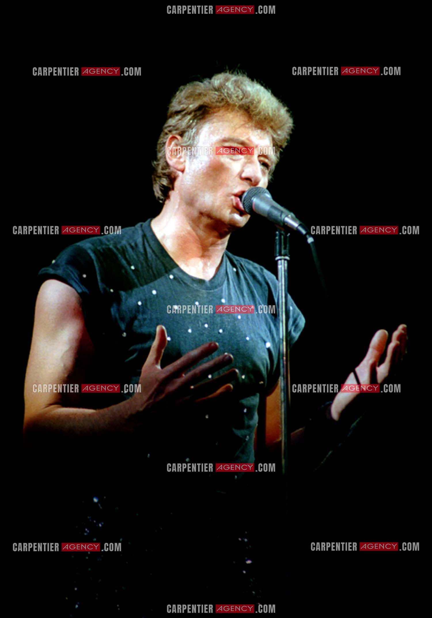 Le chanteur Johnny Hallyday lors de ses concerts au Zénith de Paris du 26 oct 1984 au 08 janvier 1985.   ( Exclusif )