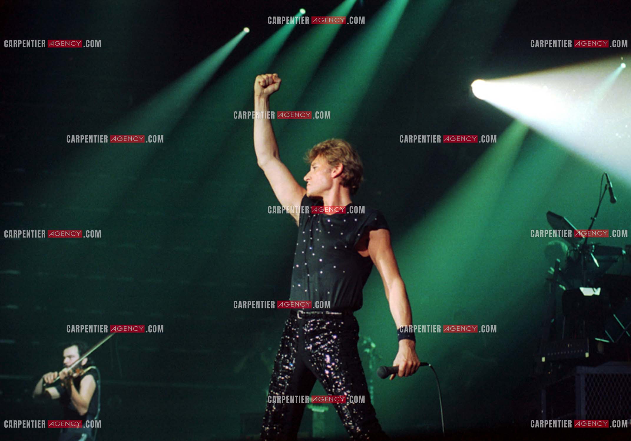 Le chanteur Johnny Hallyday lors de ses concerts au Zénith de Paris du 26 oct 1984 au 08 janvier 1985.   ( Exclusif )
