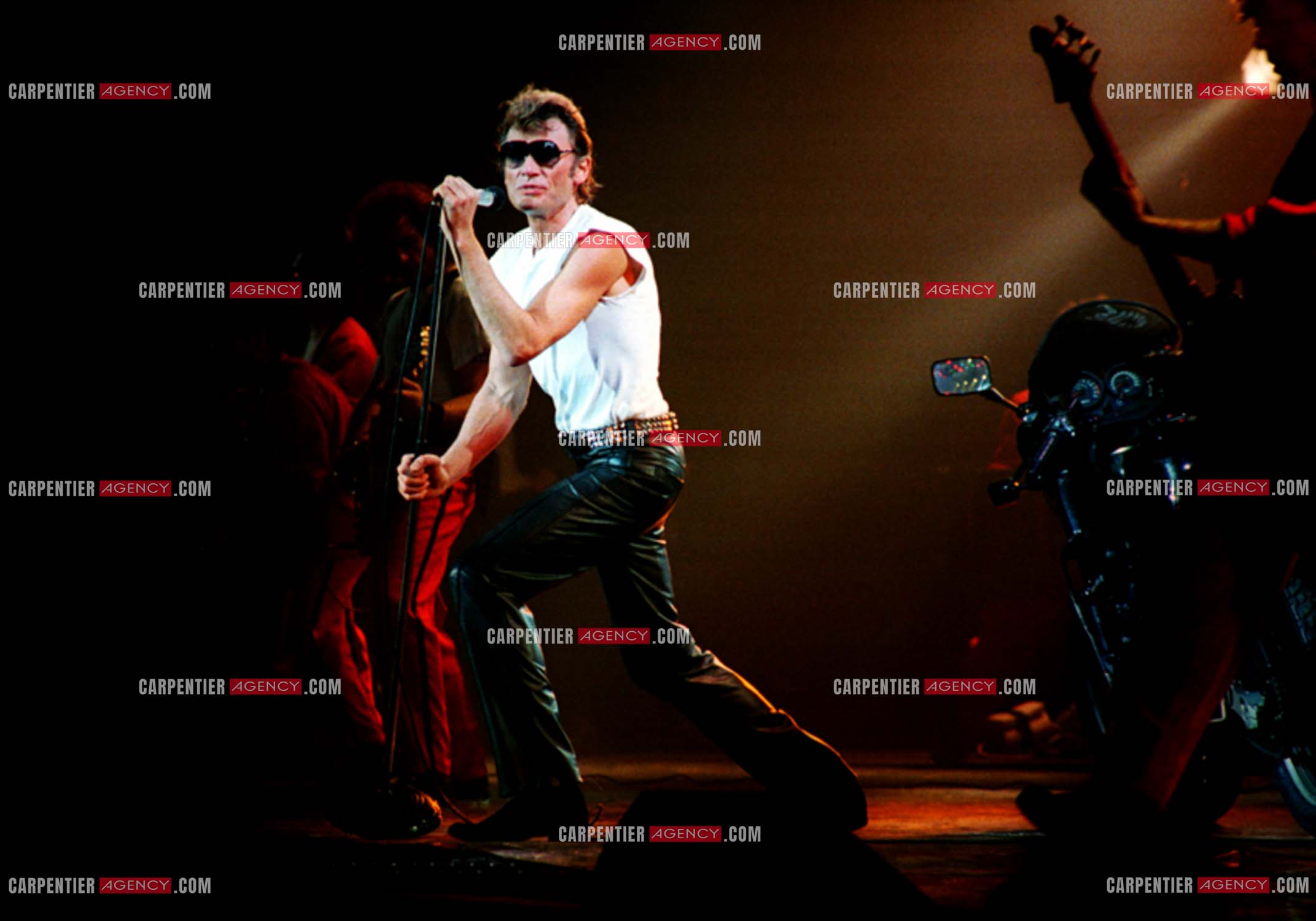 Le chanteur Johnny Hallyday lors de ses concerts au Zénith de Paris du 26 oct 1984 au 08 janvier 1985.   ( Exclusif )