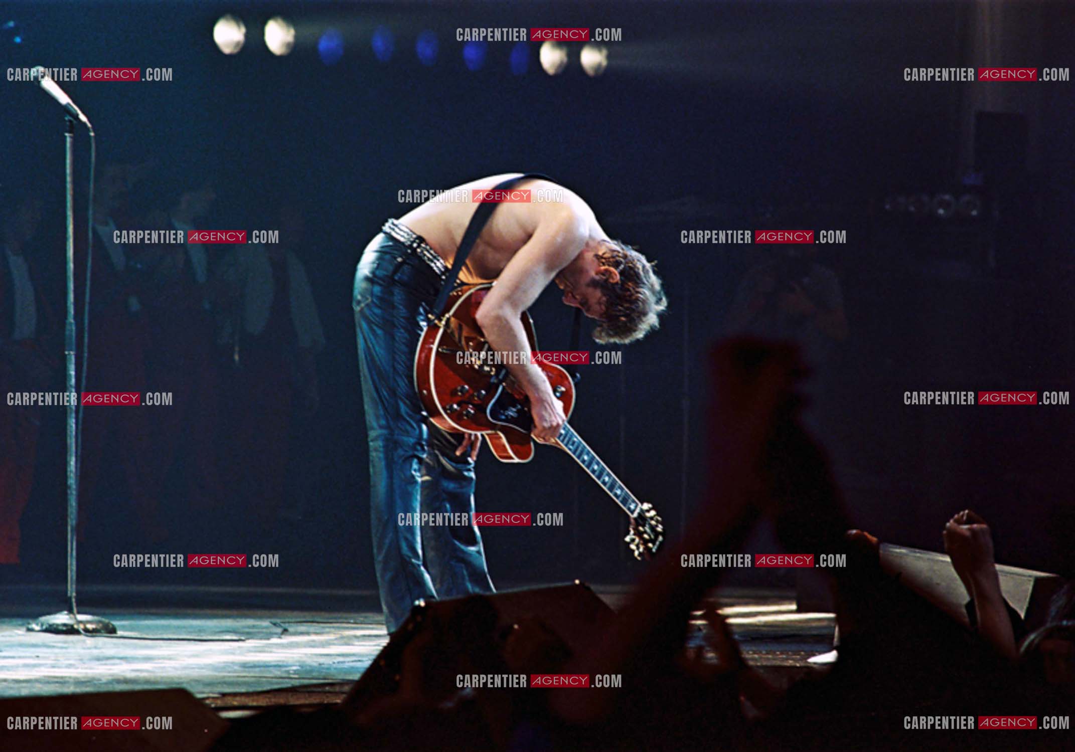 Le chanteur Johnny Hallyday lors de ses concerts au Zénith de Paris du 26 oct 1984 au 08 janvier 1985.   ( Exclusif )