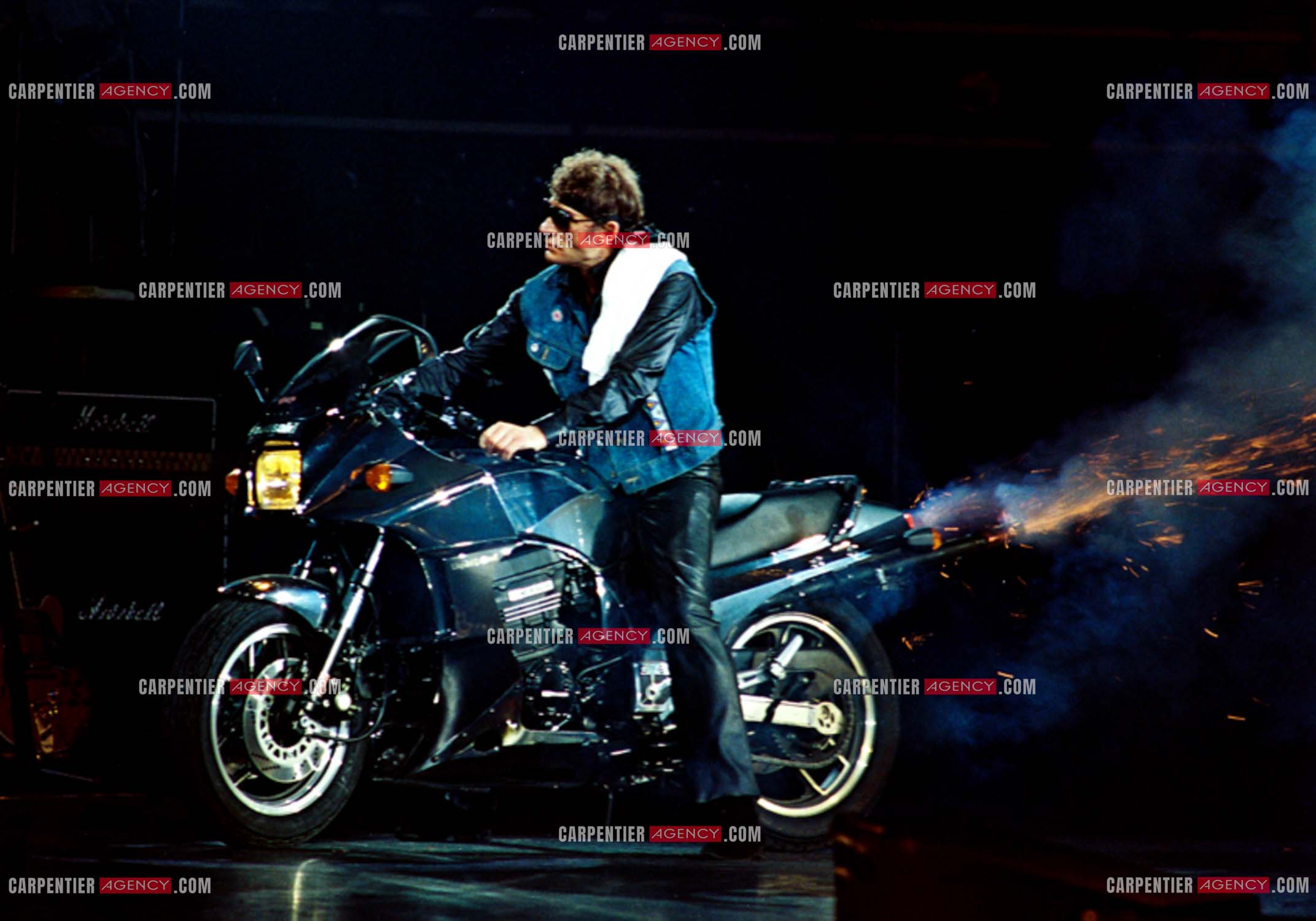 Le chanteur Johnny Hallyday lors de ses concerts au Zénith de Paris du 26 oct 1984 au 08 janvier 1985.   ( Exclusif )