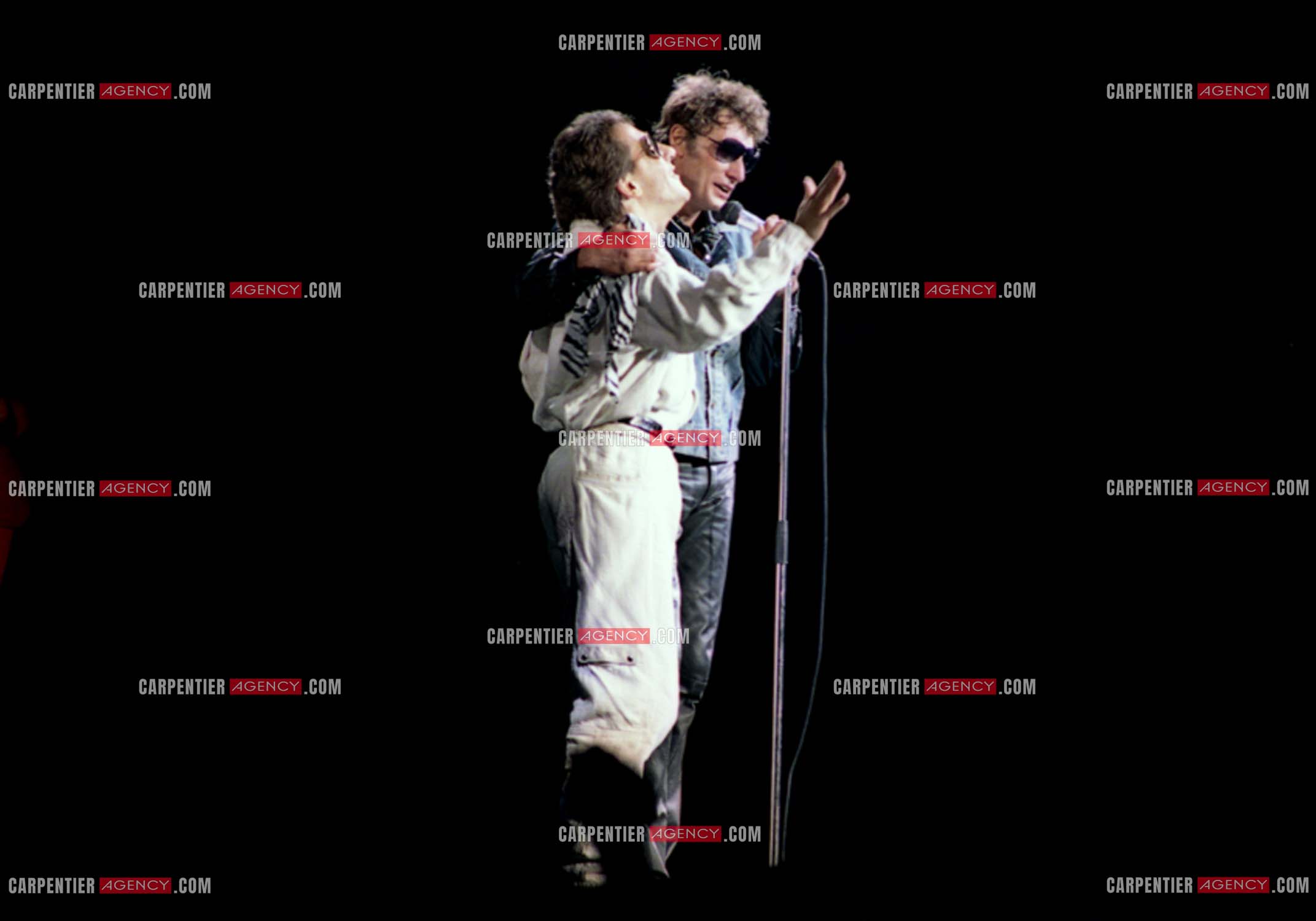 Le chanteur Johnny Hallyday lors de ses concerts au Zénith de Paris du 26 oct 1984 au 08 janvier 1985. Le chanteur Gilbert Montagné venu accompagner Johnny au piano.  ( Exclusif )