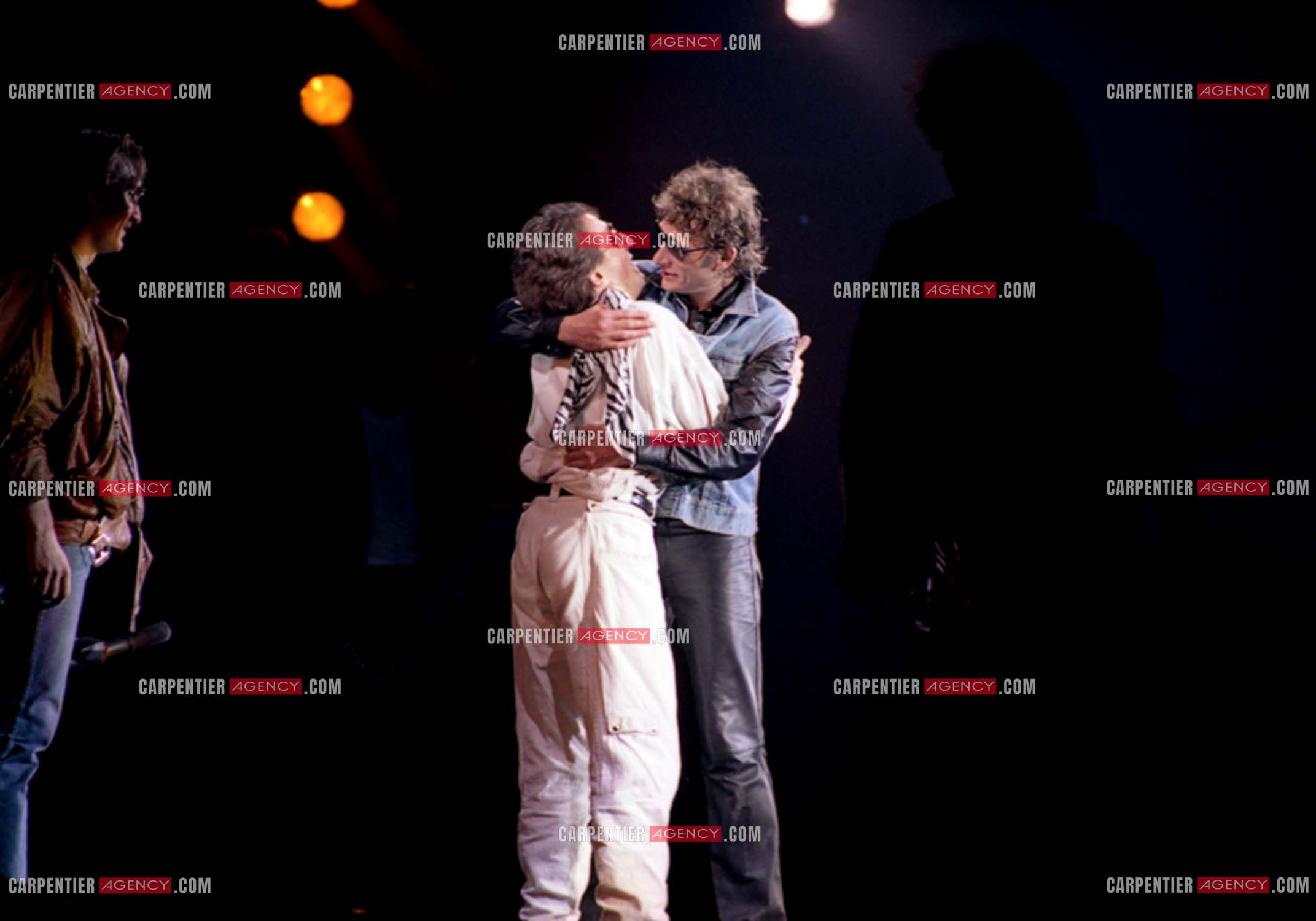 Le chanteur Johnny Hallyday lors de ses concerts au Zénith de Paris du 26 oct 1984 au 08 janvier 1985. Le chanteur Gilbert Montagné venu accompagner Johnny au piano.  ( Exclusif )