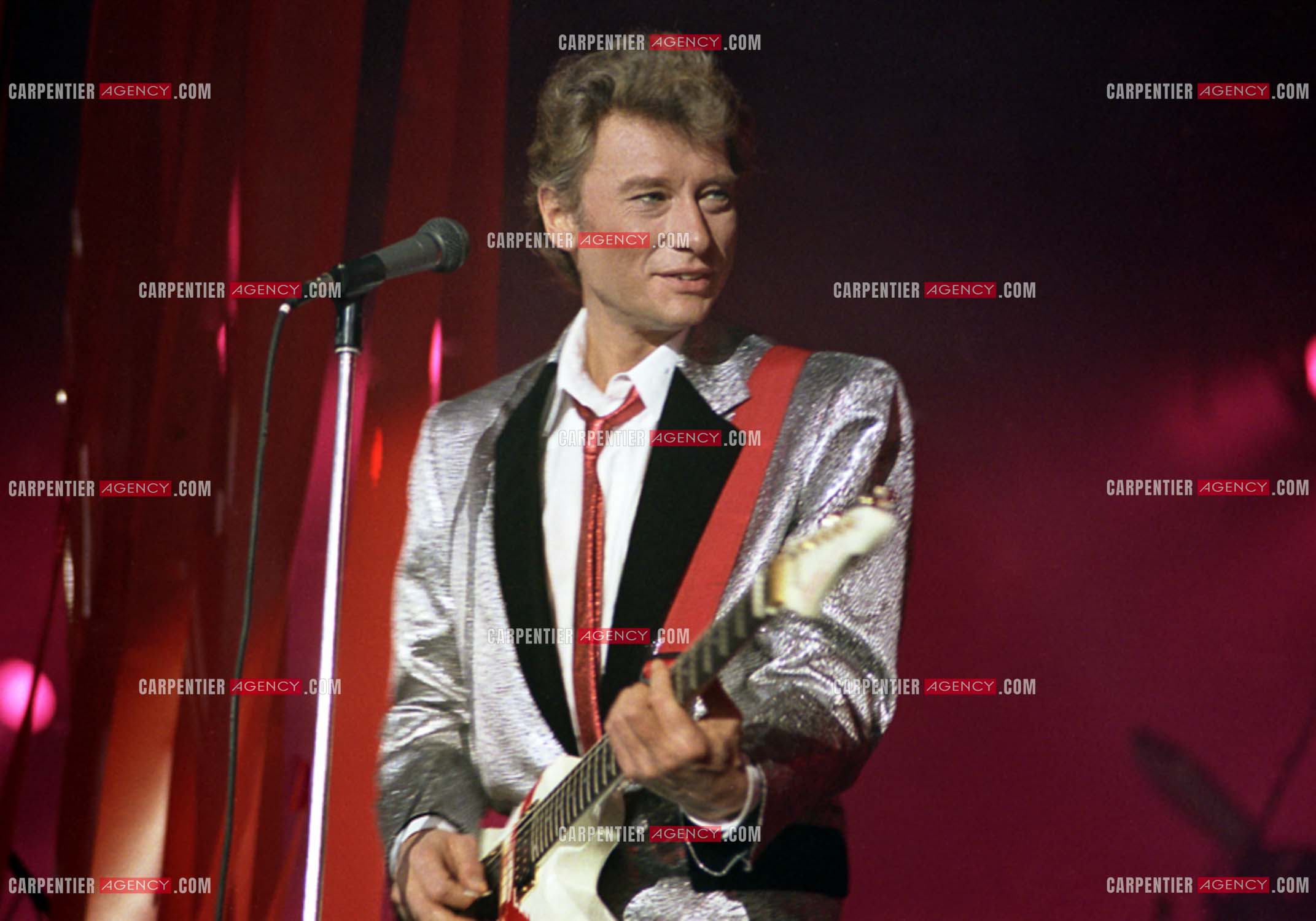 Le chanteur Johnny Hallyday lors de ses concerts au Zénith de Paris du 26 oct 1984 au 08 janvier 1985.   ( Exclusif )