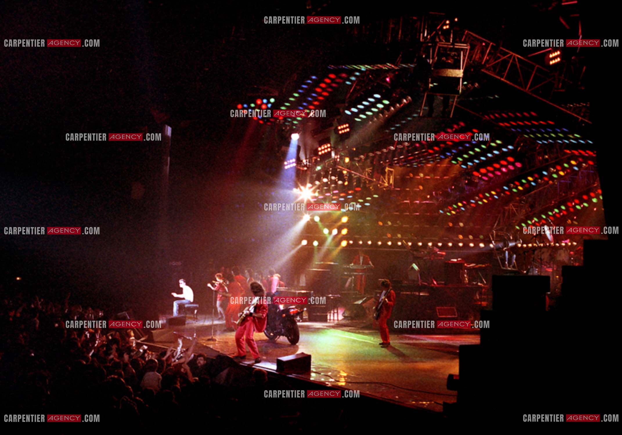 Le chanteur Johnny Hallyday lors de ses concerts au Zénith de Paris du 26 oct 1984 au 08 janvier 1985.   ( Exclusif )