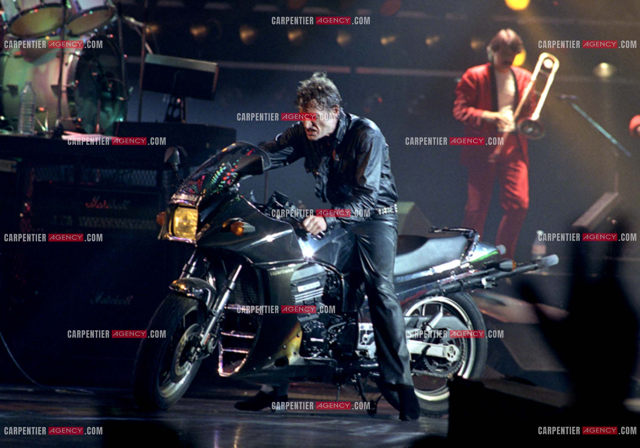 Le chanteur Johnny Hallyday lors de ses concerts au Zénith de Paris du 26 oct 1984 au 08 janvier 1985.   ( Exclusif )