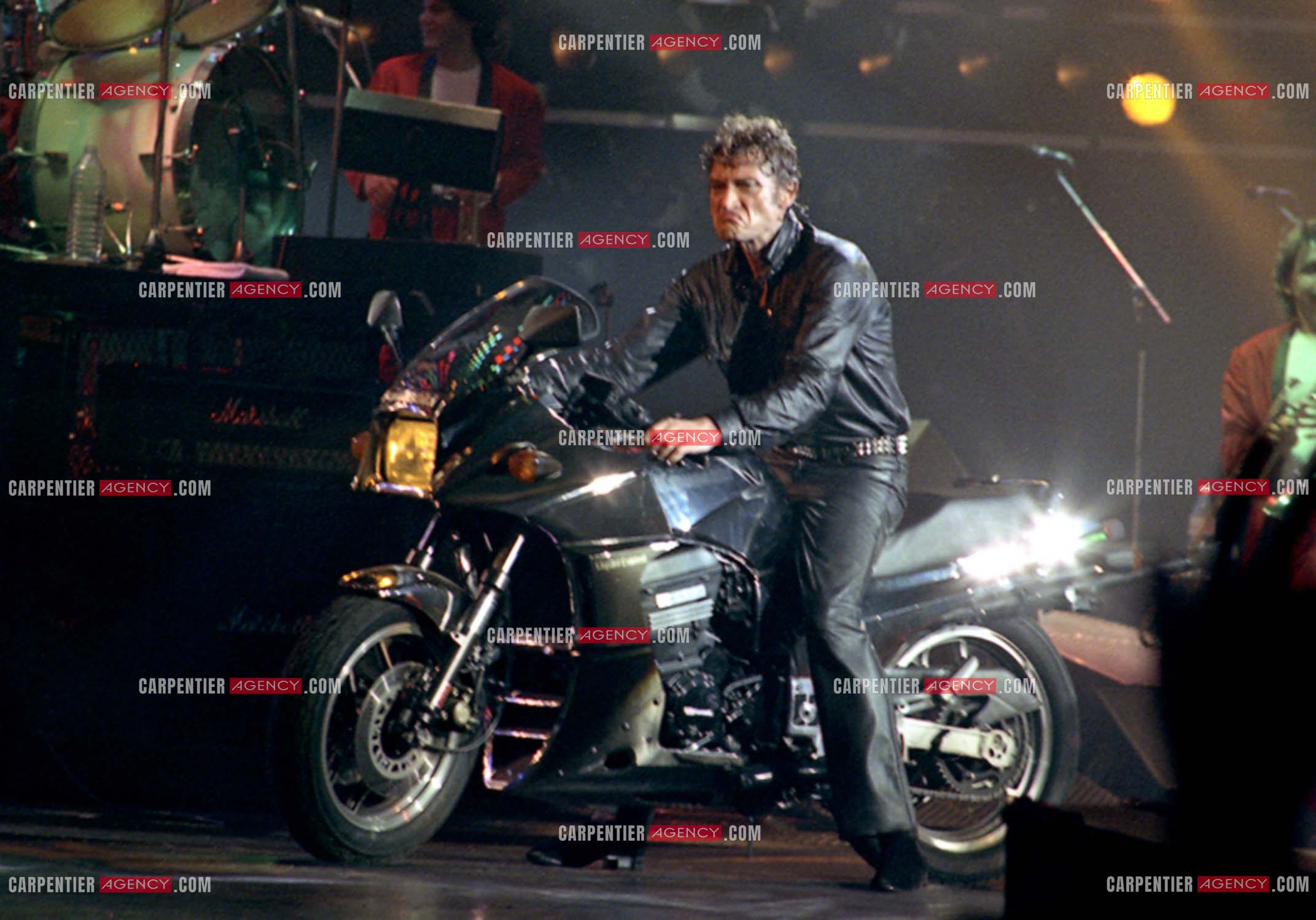 Le chanteur Johnny Hallyday lors de ses concerts au Zénith de Paris du 26 oct 1984 au 08 janvier 1985.   ( Exclusif )