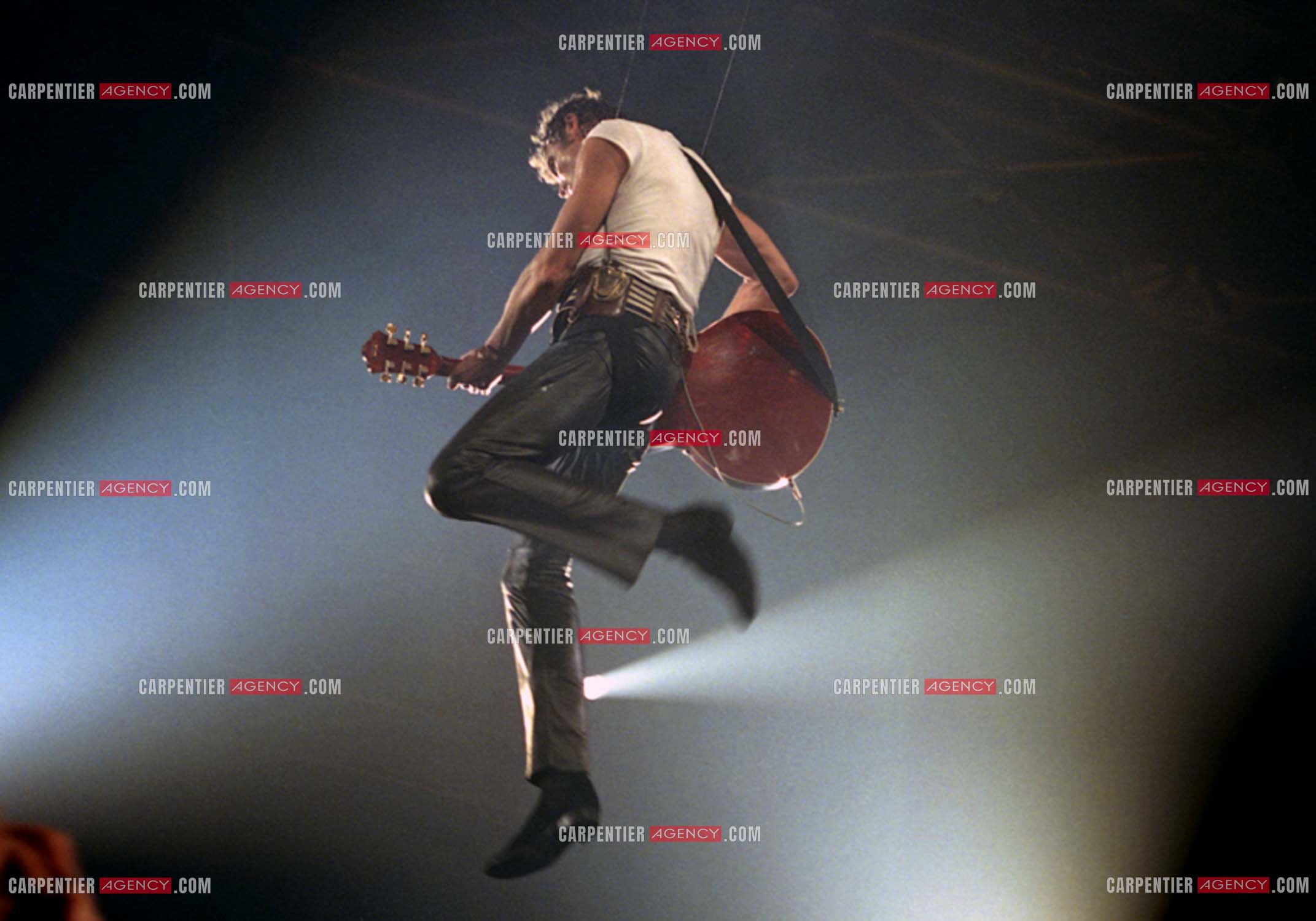 Le chanteur Johnny Hallyday lors de ses concerts au Zénith de Paris du 26 oct 1984 au 08 janvier 1985.   ( Exclusif )