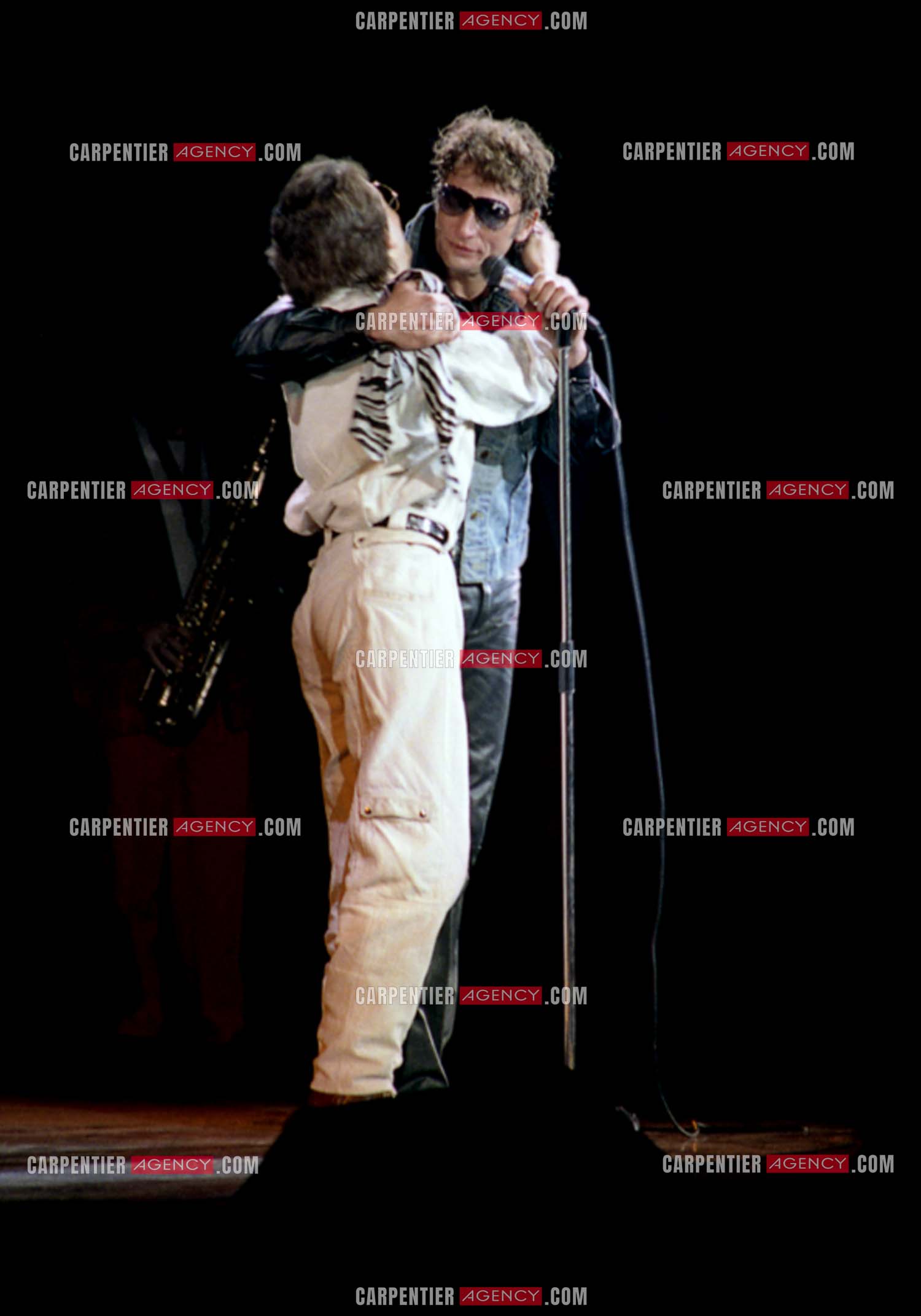 Le chanteur Johnny Hallyday lors de ses concerts au Zénith de Paris du 26 oct 1984 au 08 janvier 1985. Le chanteur Gilbert Montagné venu accompagner Johnny au piano.  ( Exclusif )