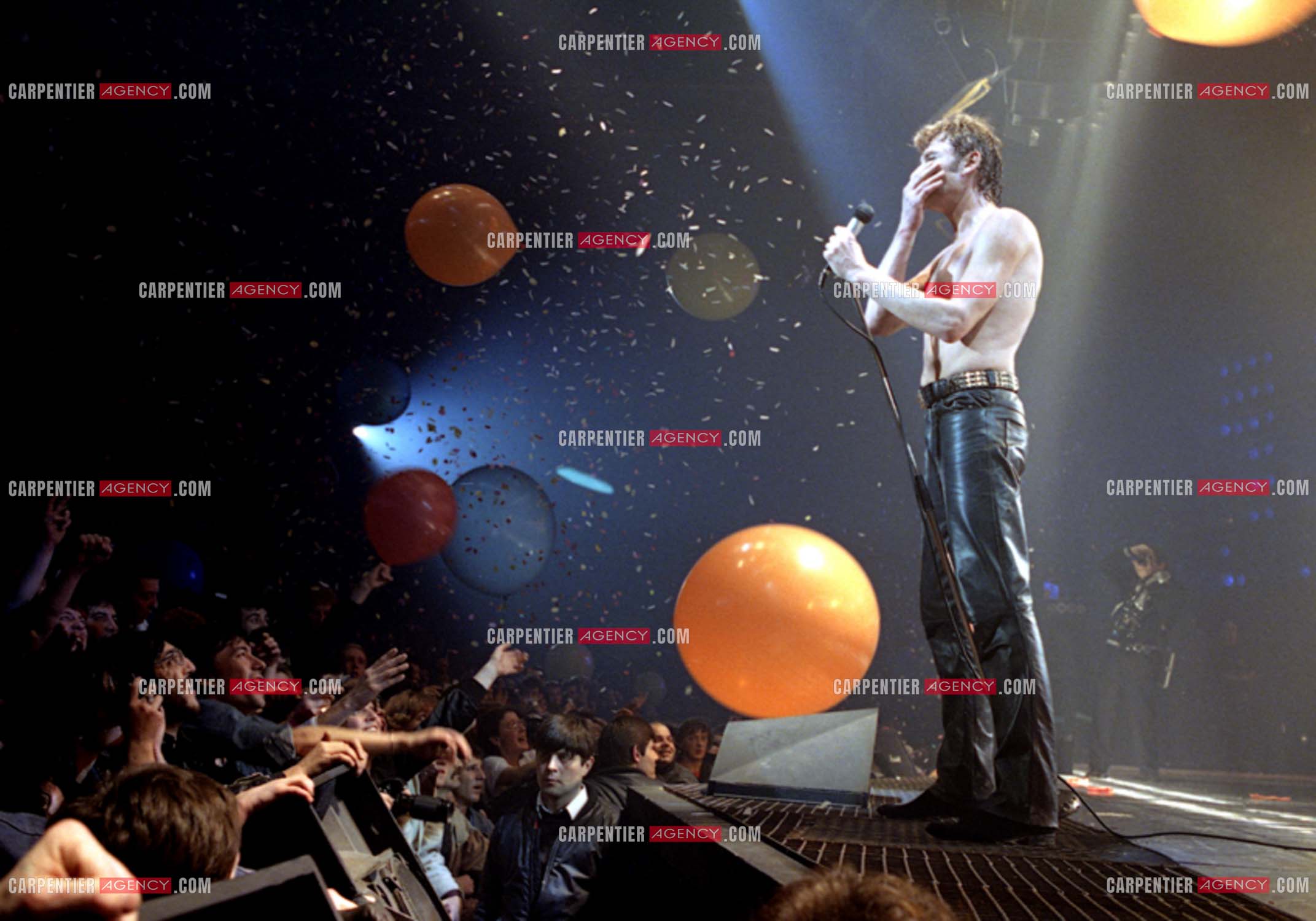 Le chanteur Johnny Hallyday lors de ses concerts au Zénith de Paris du 26 oct 1984 au 08 janvier 1985.   ( Exclusif )