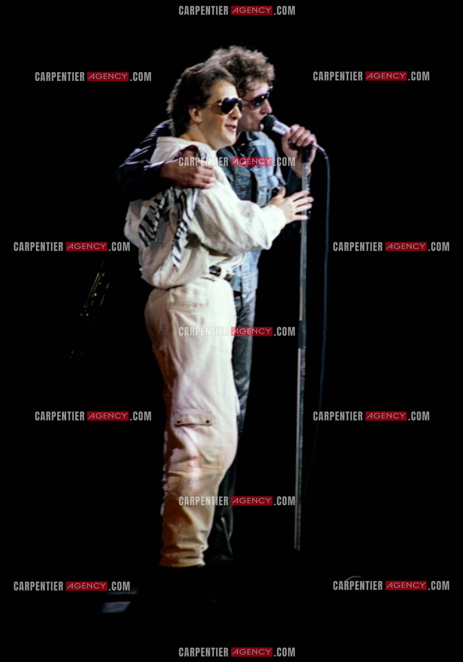 Le chanteur Johnny Hallyday lors de ses concerts au Zénith de Paris du 26 oct 1984 au 08 janvier 1985. Le chanteur Gilbert Montagné venu accompagner Johnny au piano.  ( Exclusif )