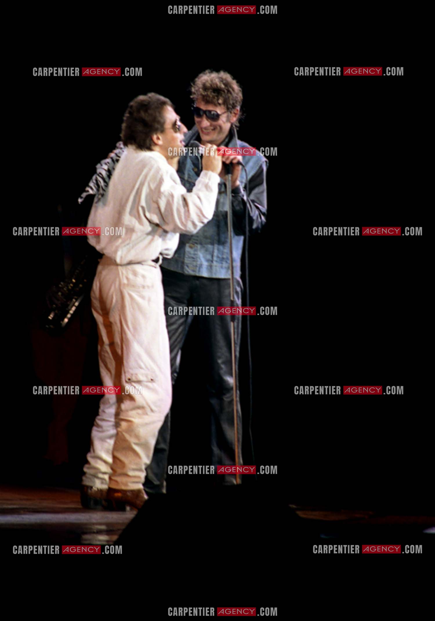 Le chanteur Johnny Hallyday lors de ses concerts au Zénith de Paris du 26 oct 1984 au 08 janvier 1985. Le chanteur Gilbert Montagné venu accompagner Johnny au piano.  ( Exclusif )