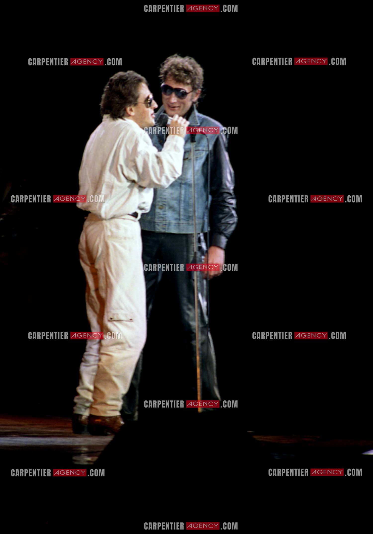 Le chanteur Johnny Hallyday lors de ses concerts au Zénith de Paris du 26 oct 1984 au 08 janvier 1985. Le chanteur Gilbert Montagné venu accompagner Johnny au piano.  ( Exclusif )