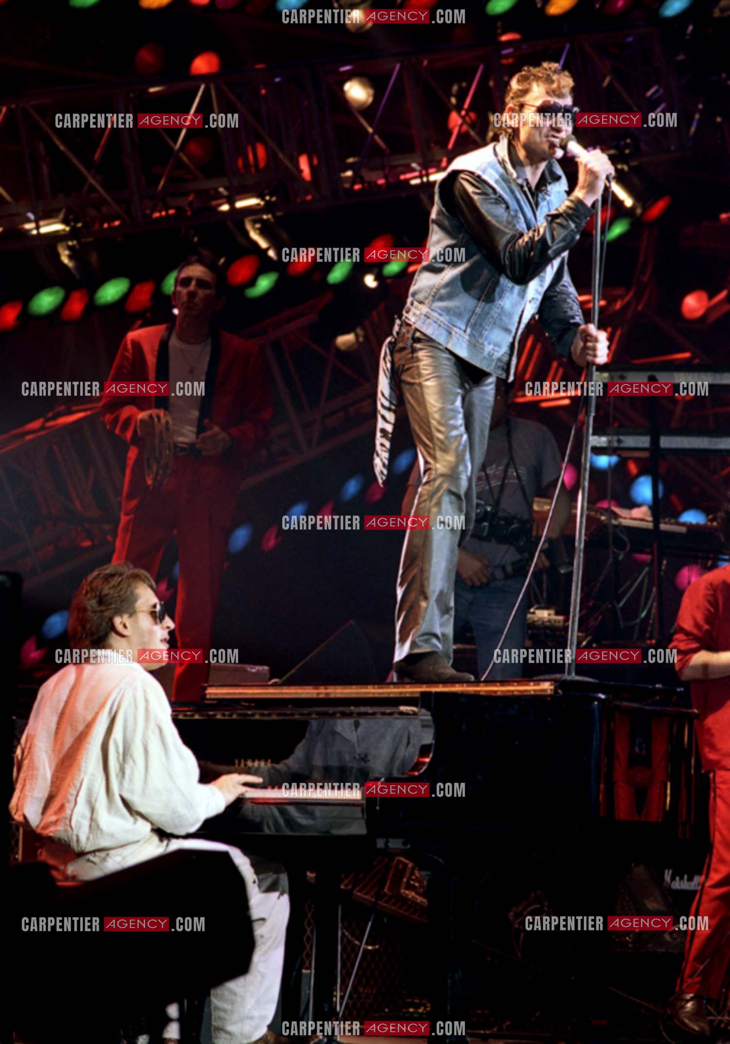 Le chanteur Johnny Hallyday lors de ses concerts au Zénith de Paris du 26 oct 1984 au 08 janvier 1985. Le chanteur Gilbert Montagné venu accompagner Johnny au piano.  ( Exclusif )