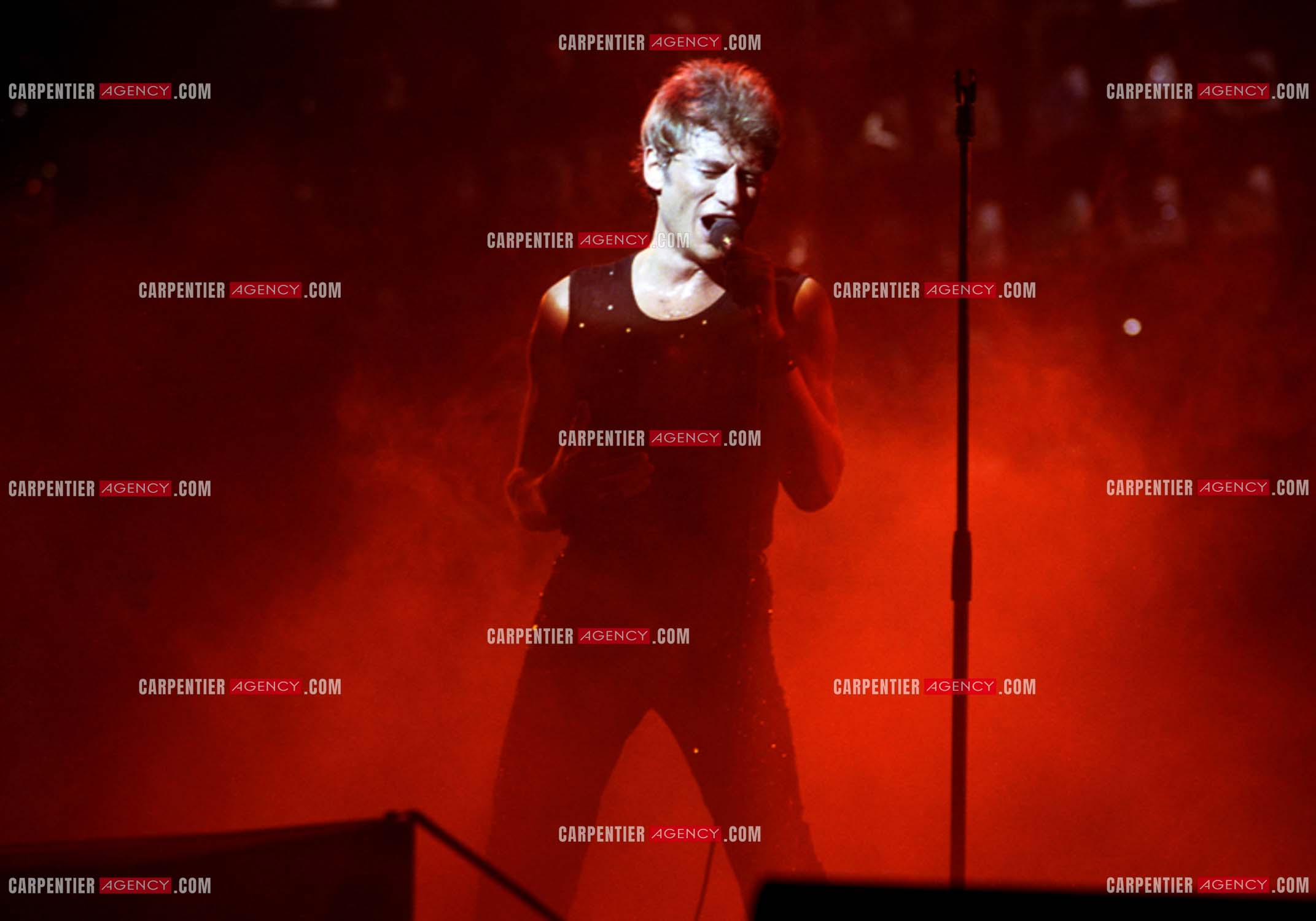 Le chanteur Johnny Hallyday lors de ses concerts au Zénith de Paris du 26 oct 1984 au 08 janvier 1985.   ( Exclusif )