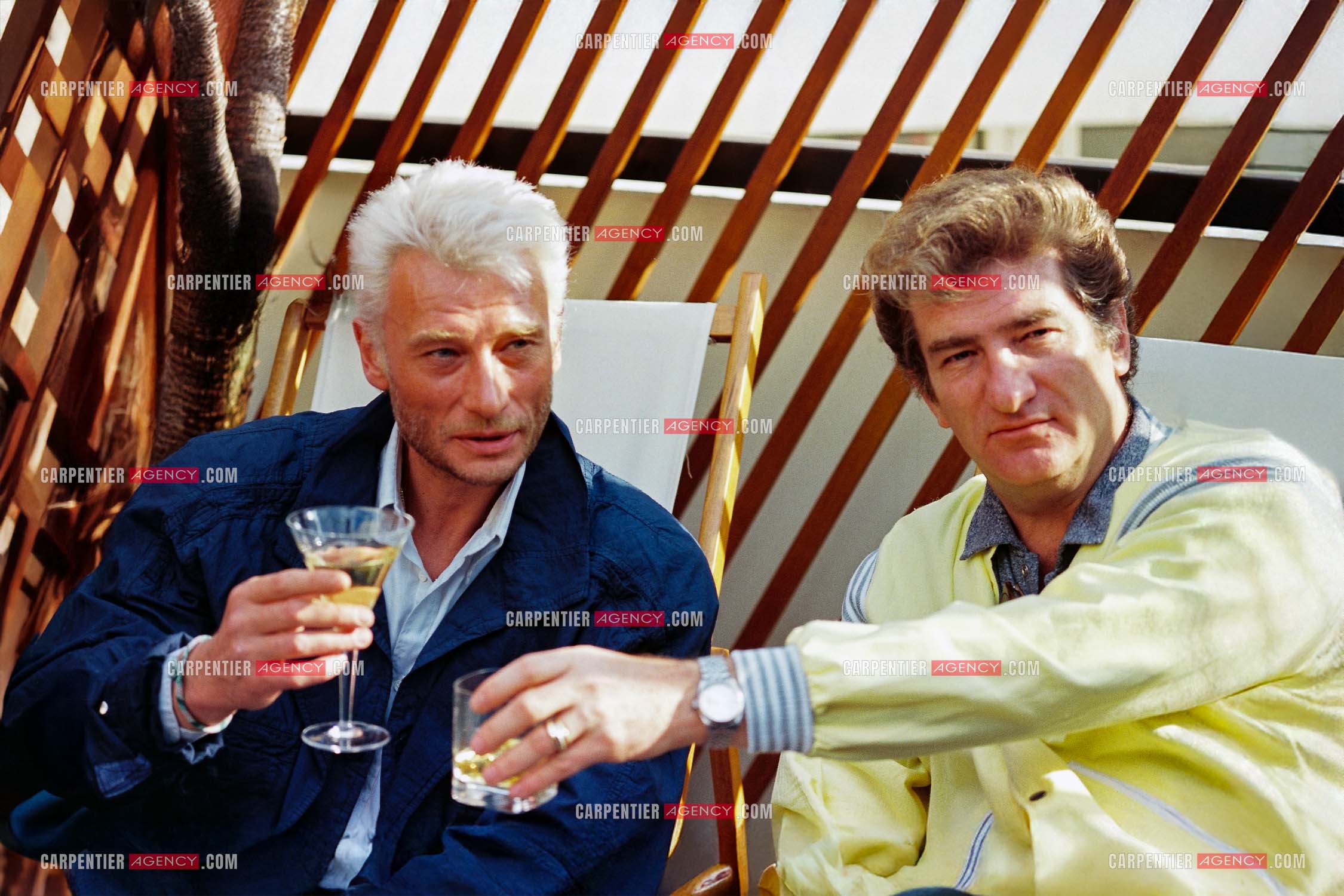 Johnny Hallyday inaugure la Boutique des Stars au centre Beaugrenelle de Paris avec Eddy Mitchell en 1985.