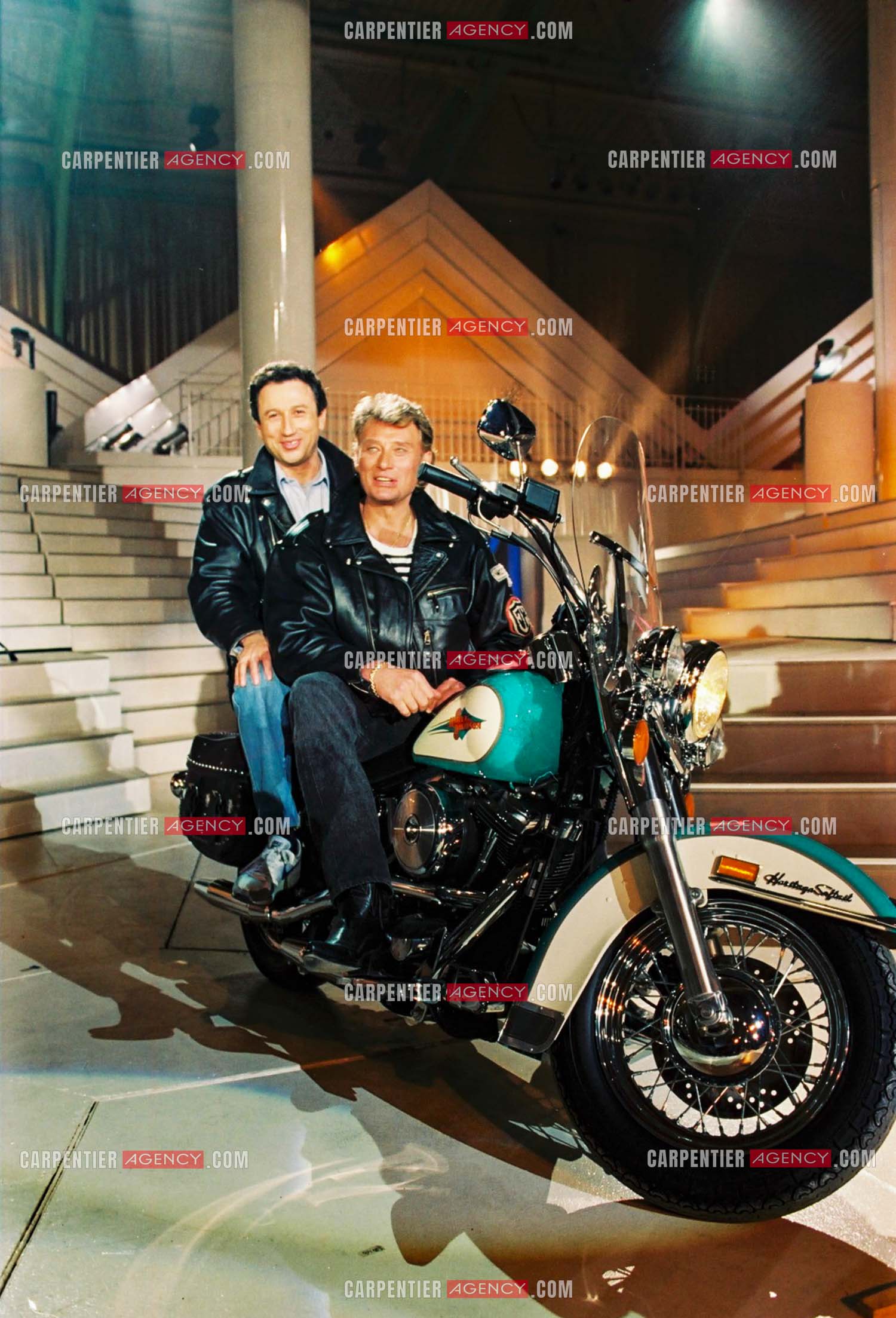 Répétitions de l'émission “ Stars 90“ avec comme invité Johnny Hallyday et présentée par Michel Drucker ensemble sur une Harley Davidson.  ( Exclusif )