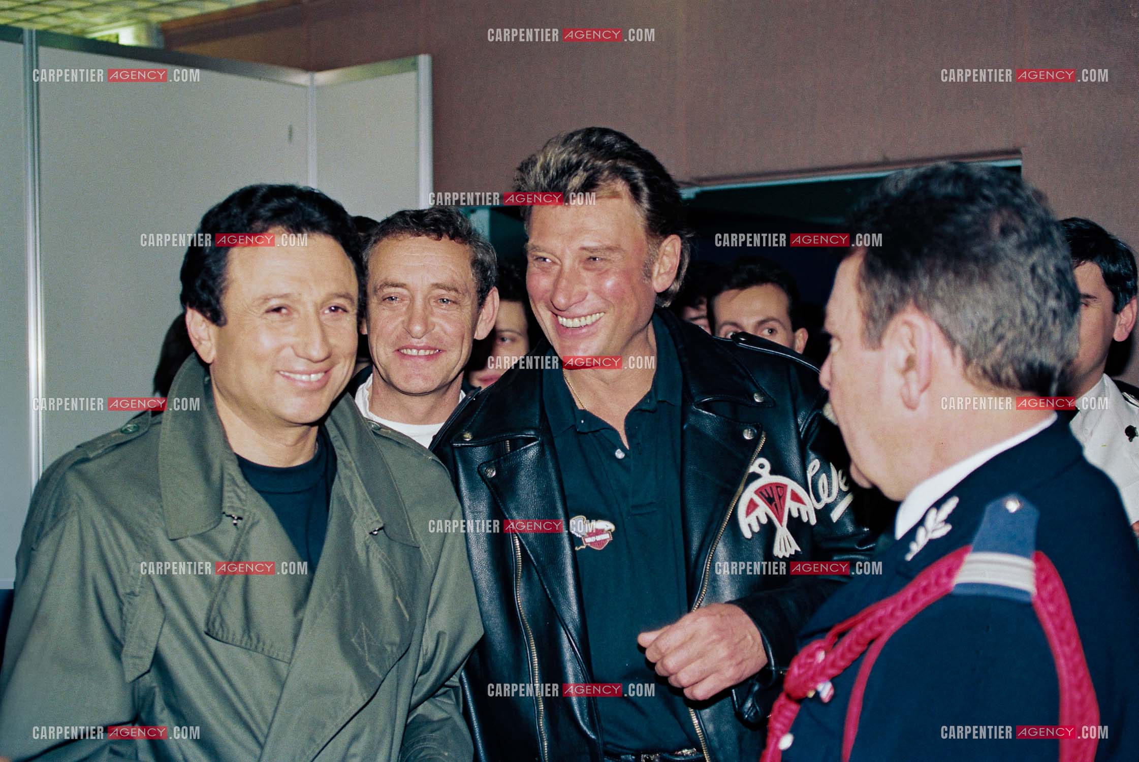 Johnny Hallyday dans les coulisses de l'emission STAR 90 avec les motards de la Police National et Michel Drucker.  ( Exclusif )