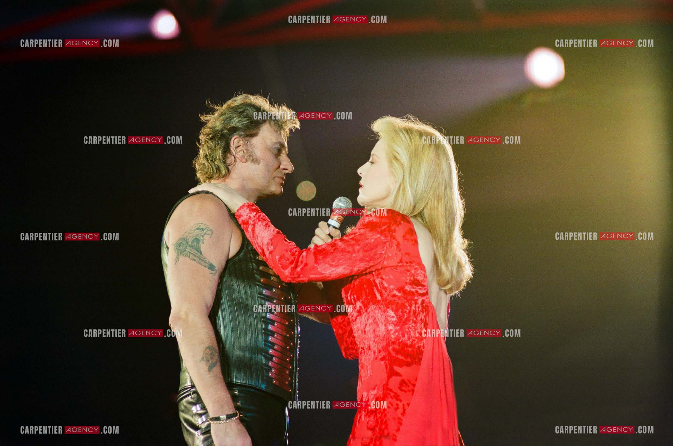 Johnny Hallyday en concert au PARC DES PRINCES pour ses 50 ans en 1993. Ici, Johnny  interprete un duo avec son ex-femme Sylvie Vartan " Nos Tendres Années ".