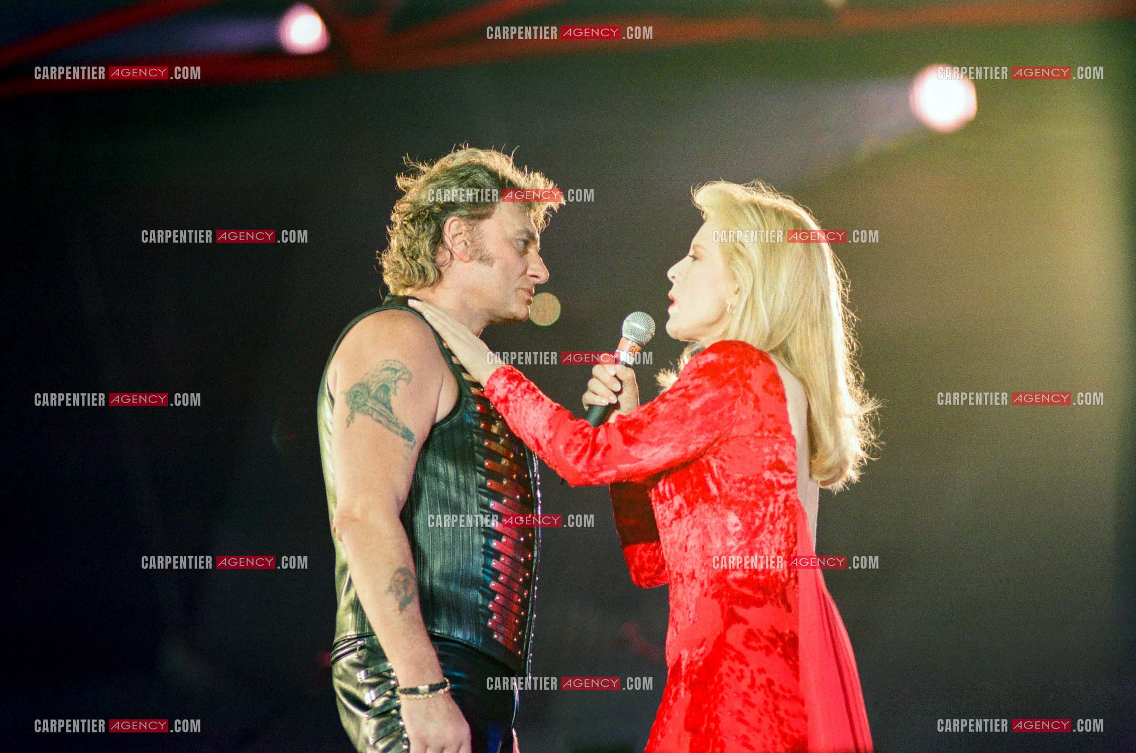 Johnny Hallyday en concert au PARC DES PRINCES pour ses 50 ans en 1993. Ici, Johnny  interprete un duo avec son ex-femme Sylvie Vartan " Nos Tendres Années ".