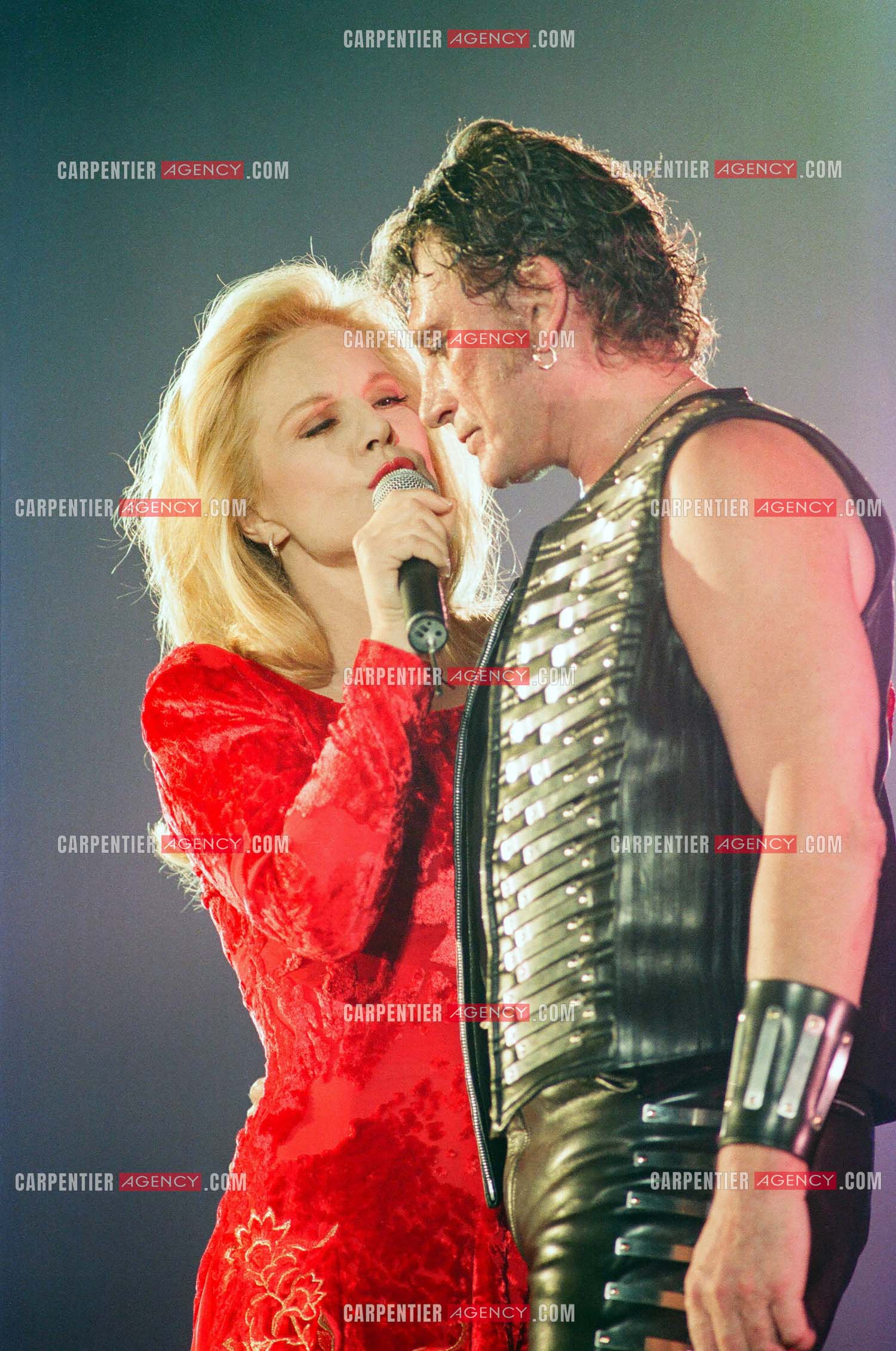 Johnny Hallyday en concert au PARC DES PRINCES pour ses 50 ans en 1993. Ici, Johnny  interprete un duo avec son ex-femme Sylvie Vartan " Nos Tendres Années ".