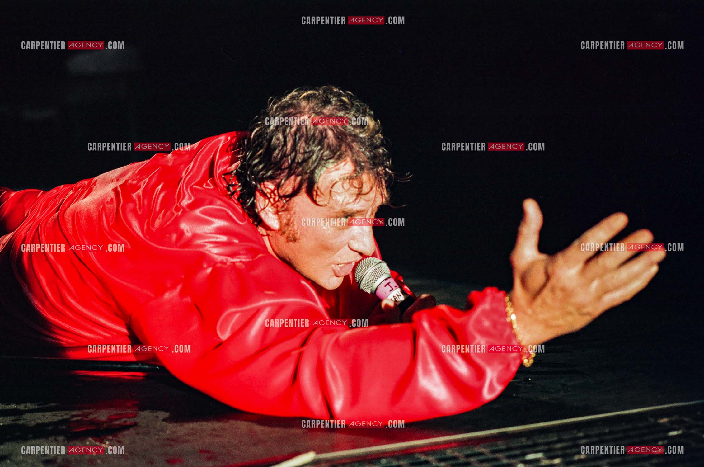 Le chanteur Johnny Hallyday fête son anniversaire de ses 50 ans avec ses fans sur trois soirs de concert au Parc des Princes à Paris en 1993.