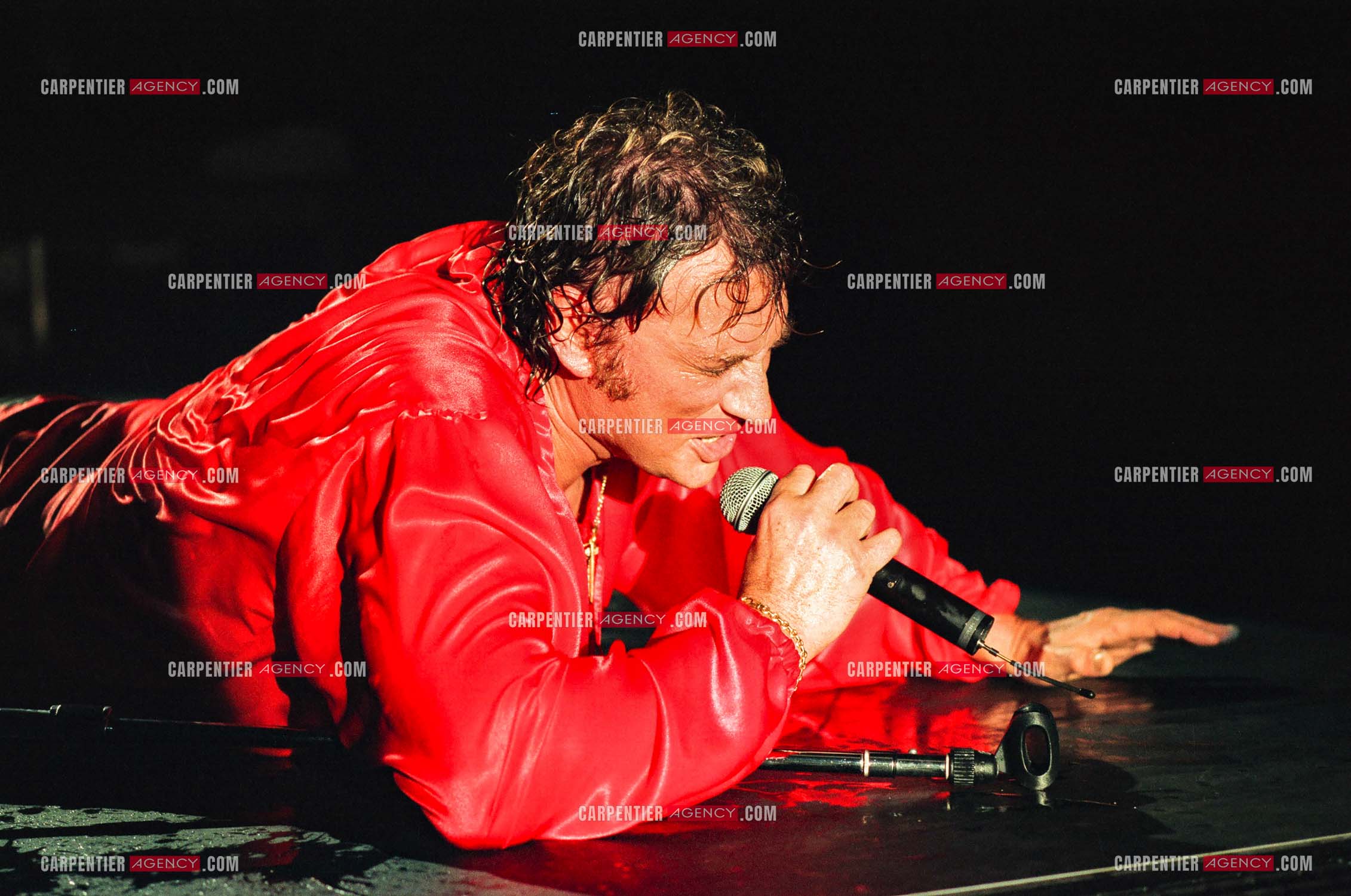 Le chanteur Johnny Hallyday fête son anniversaire de ses 50 ans avec ses fans sur trois soirs de concert au Parc des Princes à Paris en 1993.