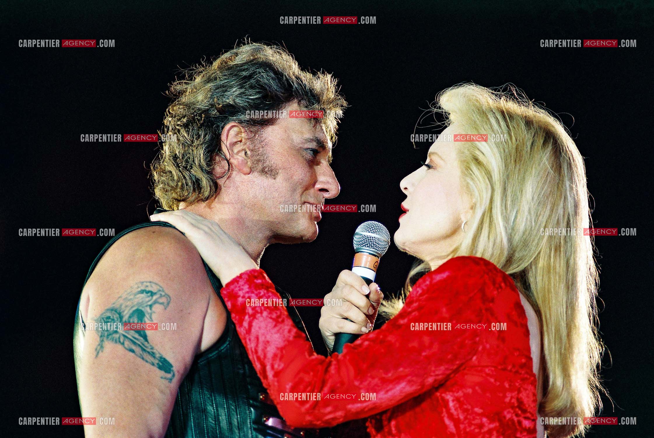Johnny Hallyday en concert au PARC DES PRINCES pour ses 50 ans en 1993. Ici, Johnny  interprete un duo avec son ex-femme Sylvie Vartan " Nos Tendres Années ".