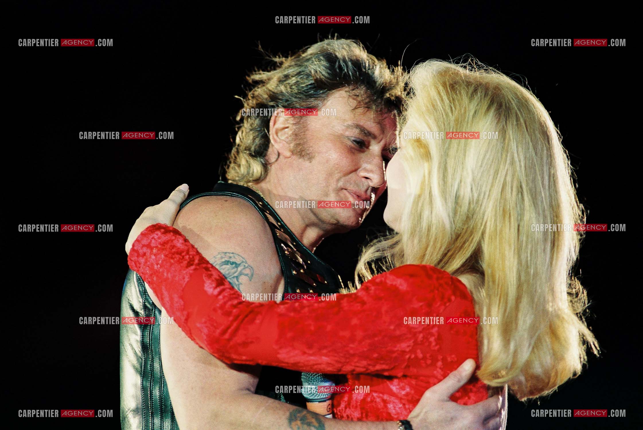 Johnny Hallyday en concert au PARC DES PRINCES pour ses 50 ans en 1993. Ici, Johnny  interprete un duo avec son ex-femme Sylvie Vartan " Nos Tendres Années ".