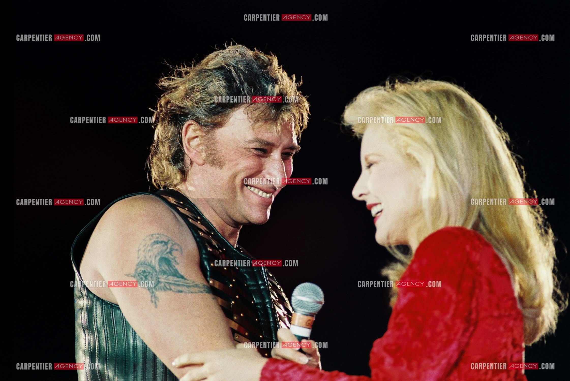 Johnny Hallyday en concert au PARC DES PRINCES pour ses 50 ans en 1993. Ici, Johnny  interprete un duo avec son ex-femme Sylvie Vartan " Nos Tendres Années ".