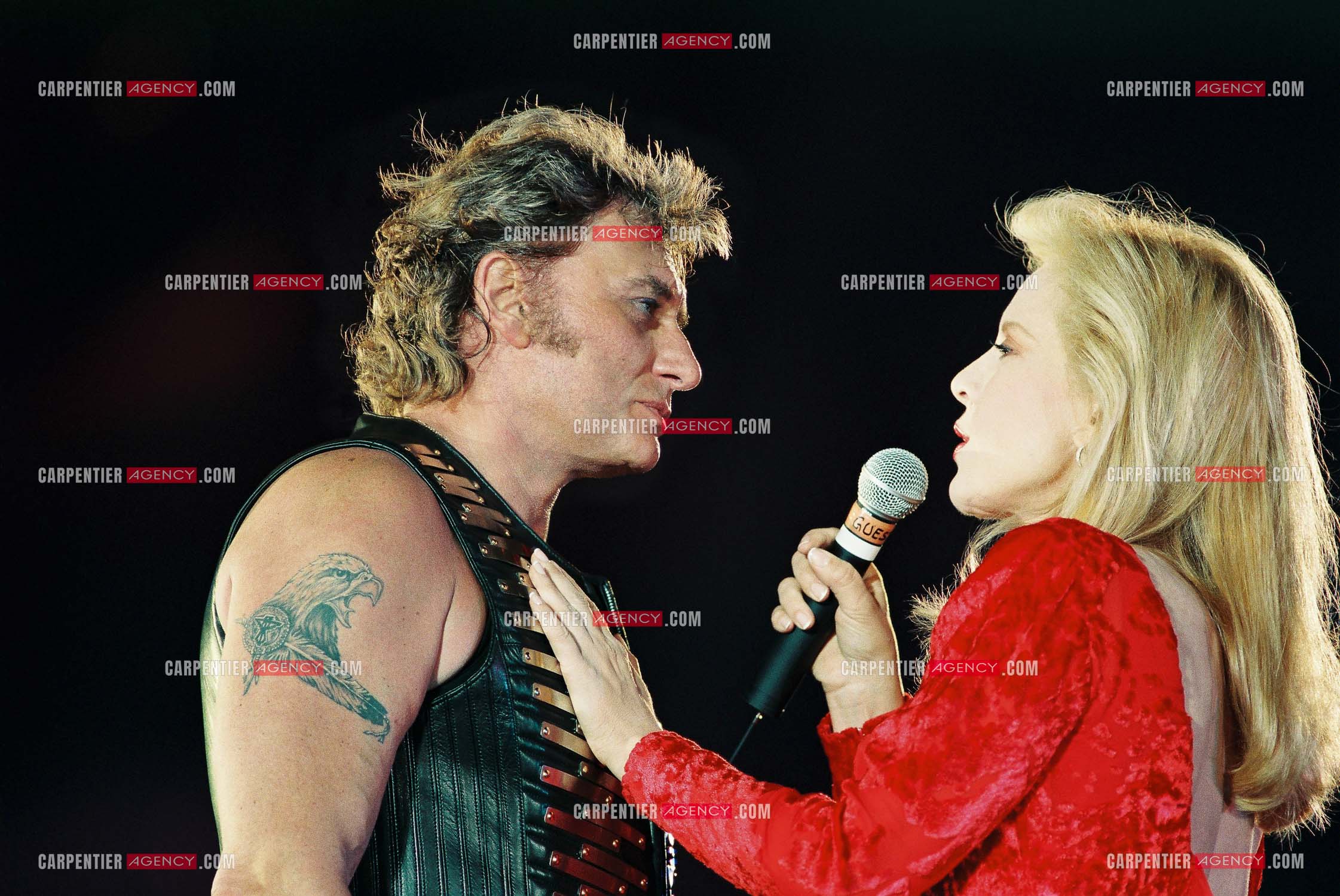 Johnny Hallyday en concert au PARC DES PRINCES pour ses 50 ans en 1993. Ici, Johnny  interprete un duo avec son ex-femme Sylvie Vartan " Nos Tendres Années ".