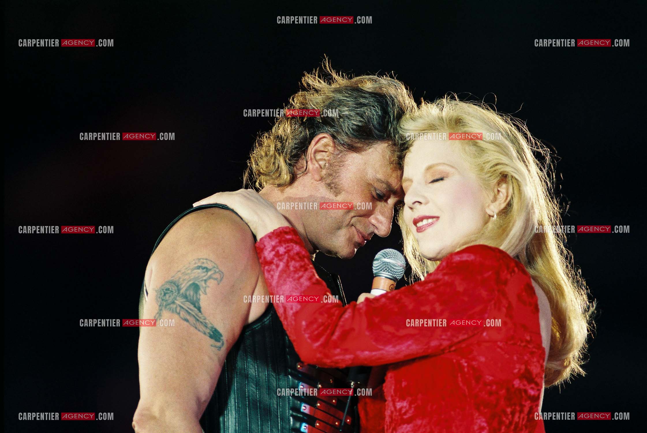 Johnny Hallyday en concert au PARC DES PRINCES pour ses 50 ans en 1993. Ici, Johnny  interprete un duo avec son ex-femme Sylvie Vartan " Nos Tendres Années ".
