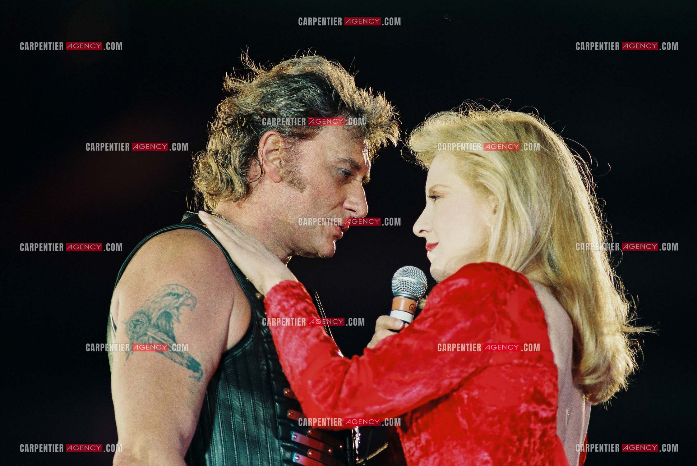 Johnny Hallyday en concert au PARC DES PRINCES pour ses 50 ans en 1993. Ici, Johnny  interprete un duo avec son ex-femme Sylvie Vartan " Nos Tendres Années ".