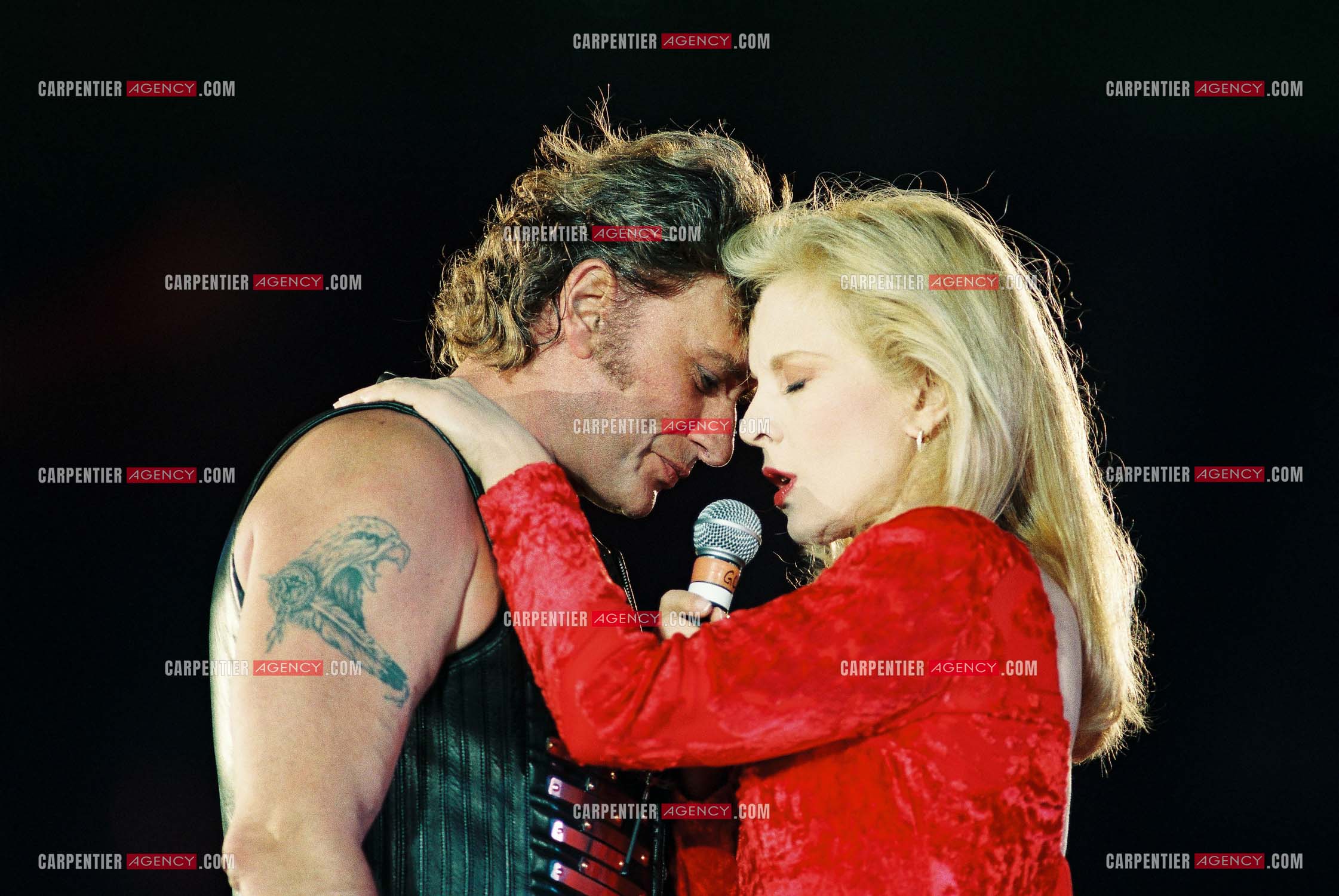 Johnny Hallyday en concert au PARC DES PRINCES pour ses 50 ans en 1993. Ici, Johnny  interprete un duo avec son ex-femme Sylvie Vartan " Nos Tendres Années ".
