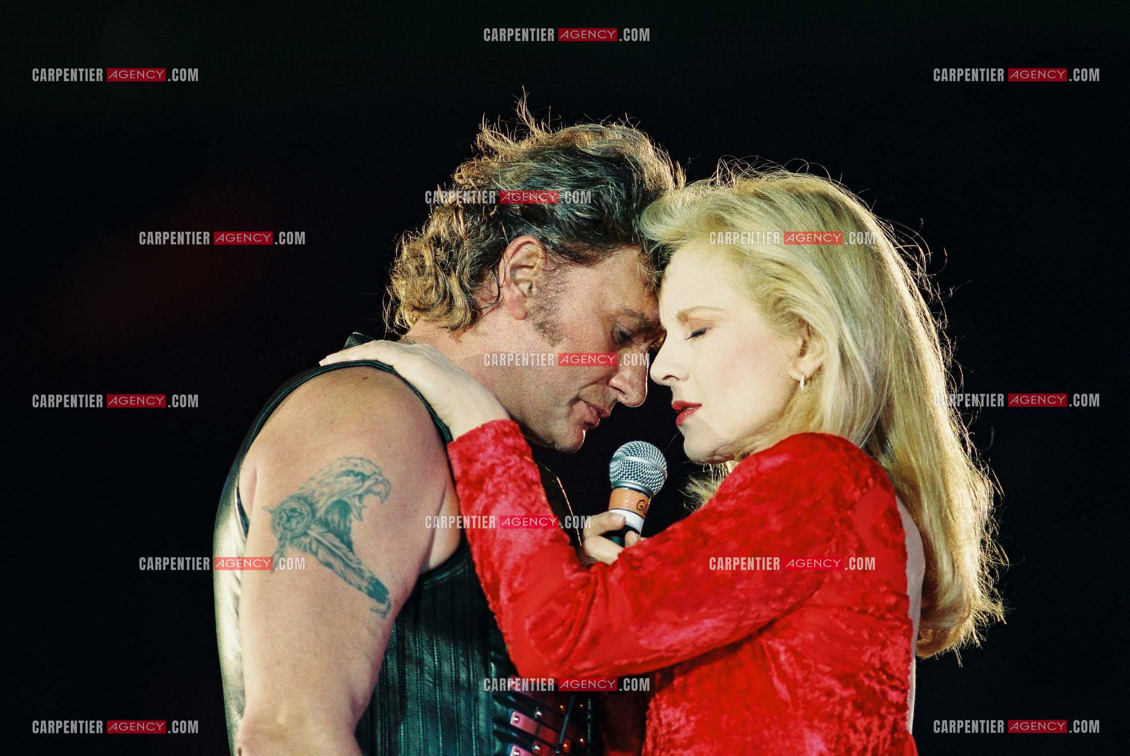 Johnny Hallyday en concert au PARC DES PRINCES pour ses 50 ans en 1993. Ici, Johnny  interprete un duo avec son ex-femme Sylvie Vartan " Nos Tendres Années ".