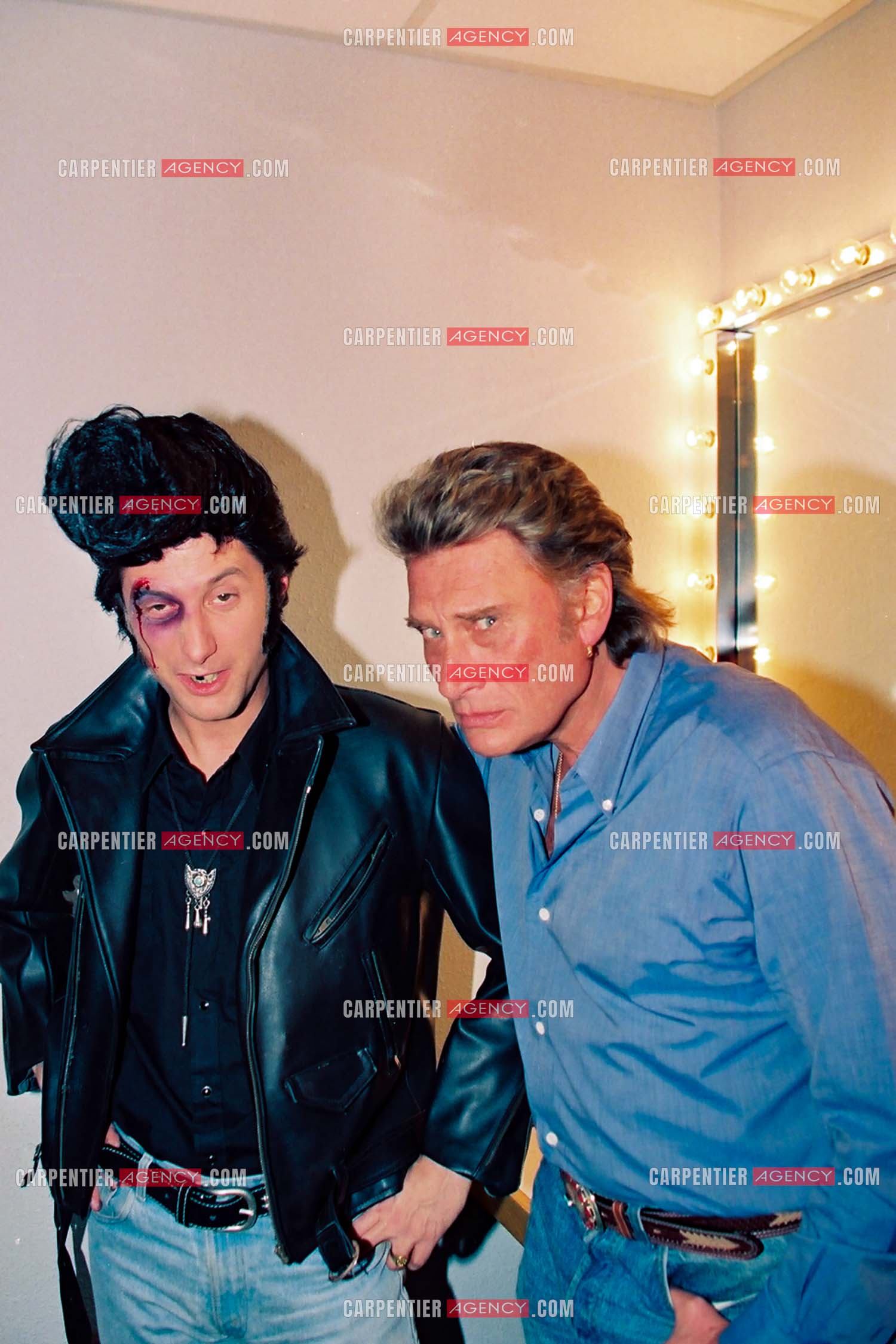 Johnny dans sa loge avec Antoine de Caunes après l'émission “ Nulle part ailleurs “ spéciale Johnny Hallyday.      ( Exclusif )