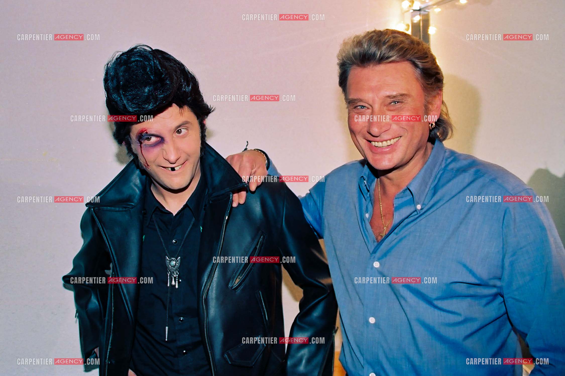 Johnny dans sa loge avec Antoine de Caunes après l'émission “ Nulle part ailleurs “ spéciale Johnny Hallyday.      ( Exclusif )