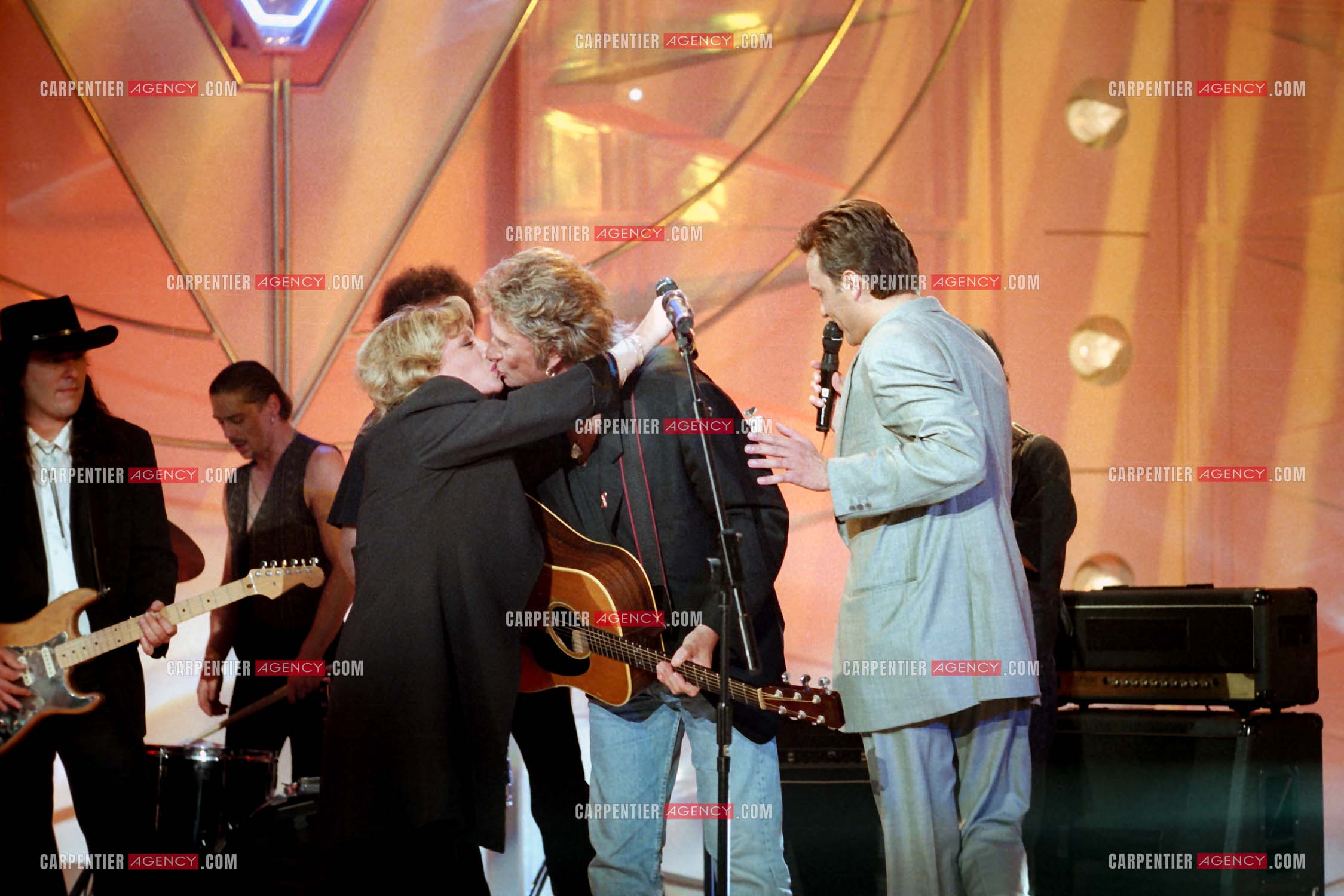 Johnny Hallyday et Véronique Sanson pour un duo se finissant par un tendre baiser lors des répétitions de l'émission “ SI ON CHANTAIT “ présentée par Julien Courbet sur TF1. ( Exclusif )